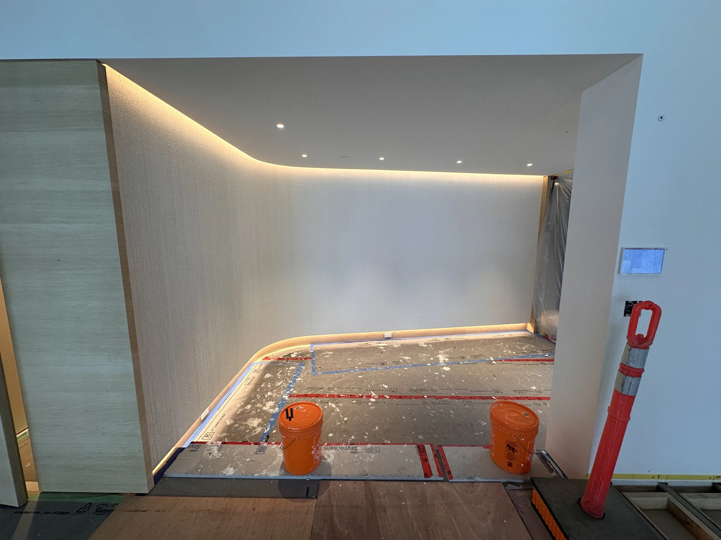 A lime plaster entry wall with a gracefully curved corner define the space. Each line is perfectly plumb, while subtle variations in the drag finish create depth and movement, giving the surface a natural character that is both refined and inviting.