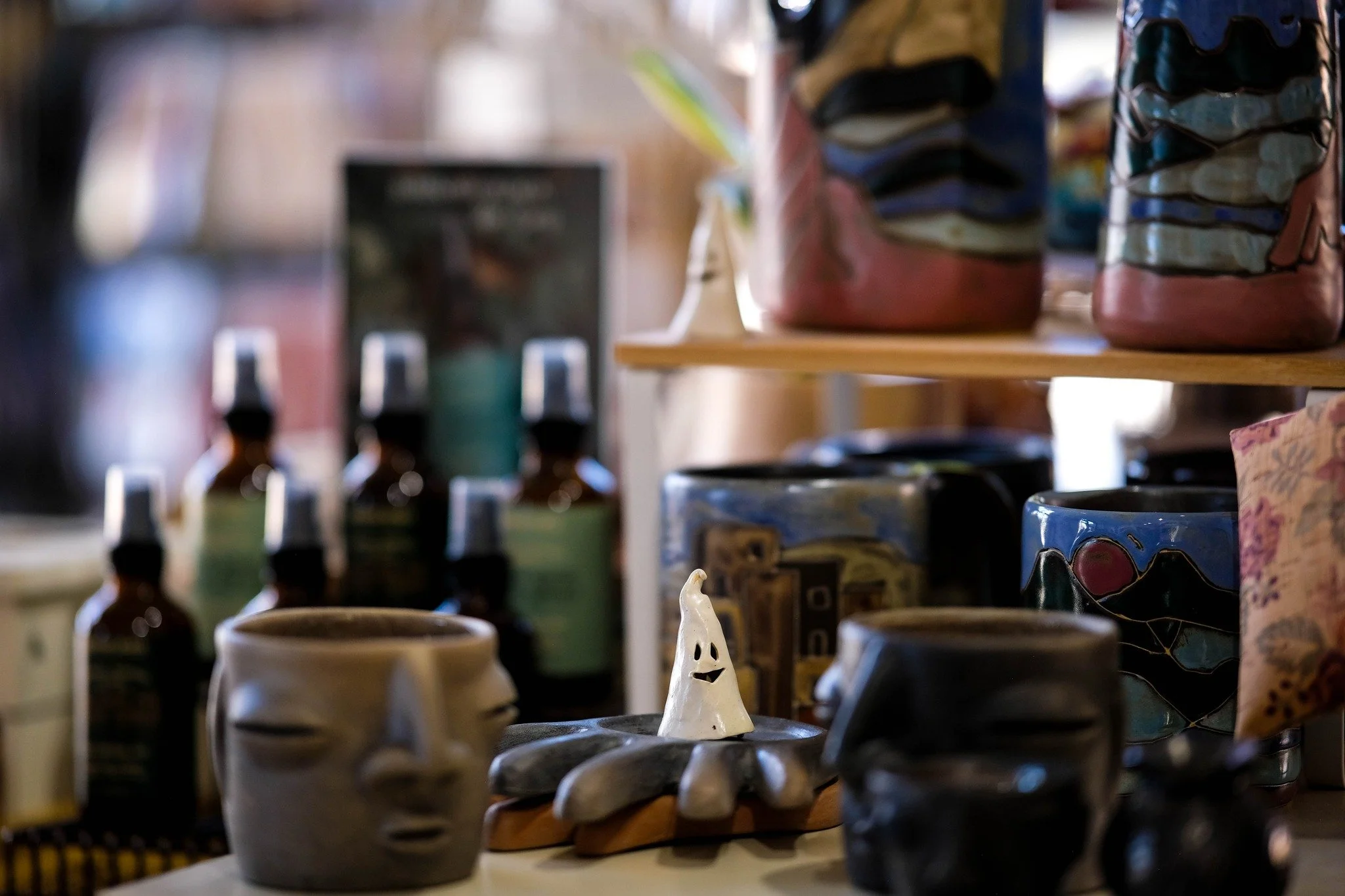 Boo!!! It&rsquo;s a little early for the spooky season&hellip;but these ceramic ghosts from More than a Sparrow Pottery (@kniksknacks) couldn&rsquo;t wait. Each one&rsquo;s got a different expression &mdash; curious, cheeky, or just a little confused
