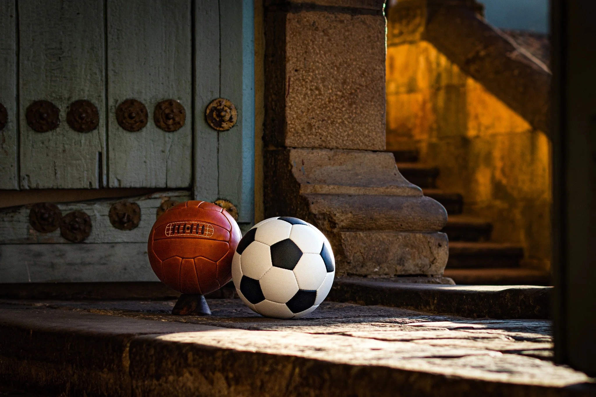 Crafted by the artisans of La Tienda del Bal&oacute;n, these hand-stitched leather balls from Mongu&iacute;, Boyac&aacute; reflect true craftsmanship. Inspired by the 1954 World Cup, "El Cl&aacute;sico" is a lasting tribute to the beautiful