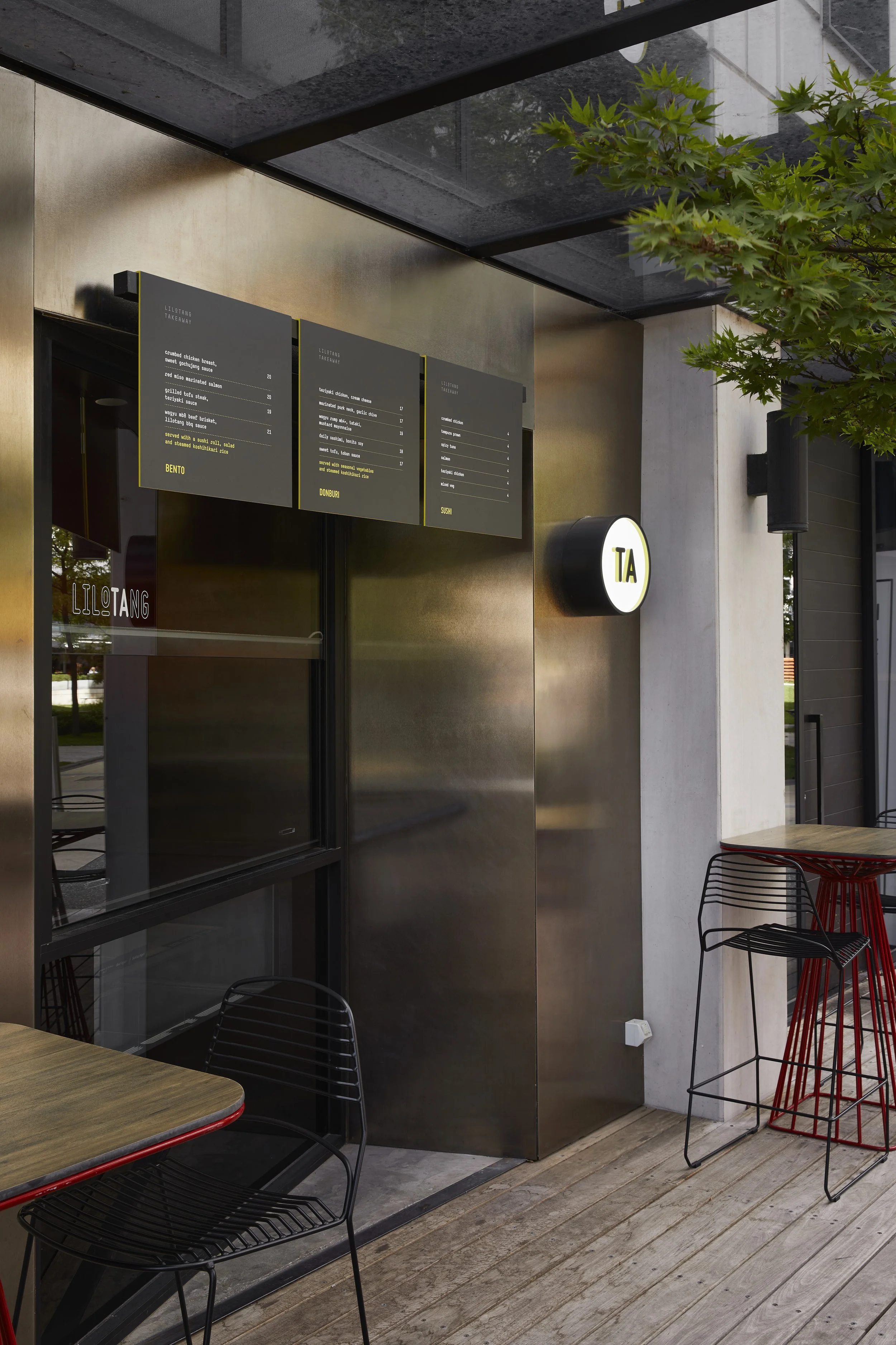 Featuring manga pop art graphics and the evocative glow of red neon tubes, the Lilobar signage set is packed full of personality. The signage draws inspiration from elements of traditional restaurants and reinterprets them in a modern way. The hangin