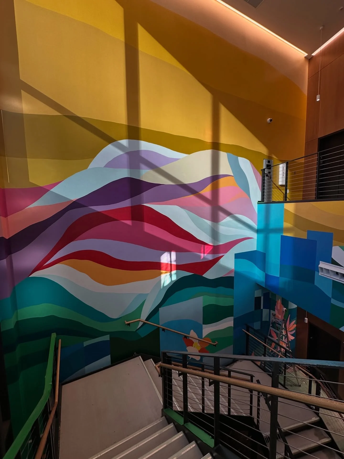 A special stairwell mural installed by @overallcreative my favorite superhero duo! 

#Onesevennine #seattleartist seattlemuralist #overallcreative