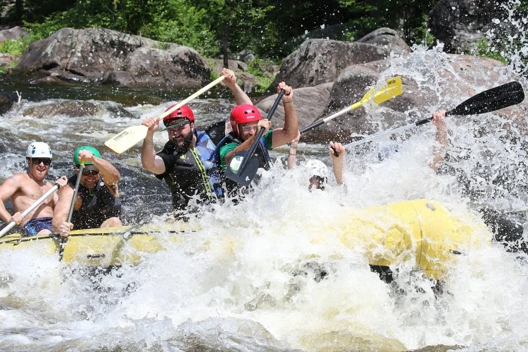 Throwback to when @jennajevs visited us from New Zealand 🇳🇿 and Cousin Tom guided us down the river like a true pro! 

This is one of our favorite activities we advice all of our adventure seeking guests to experience and one of the main reasons we