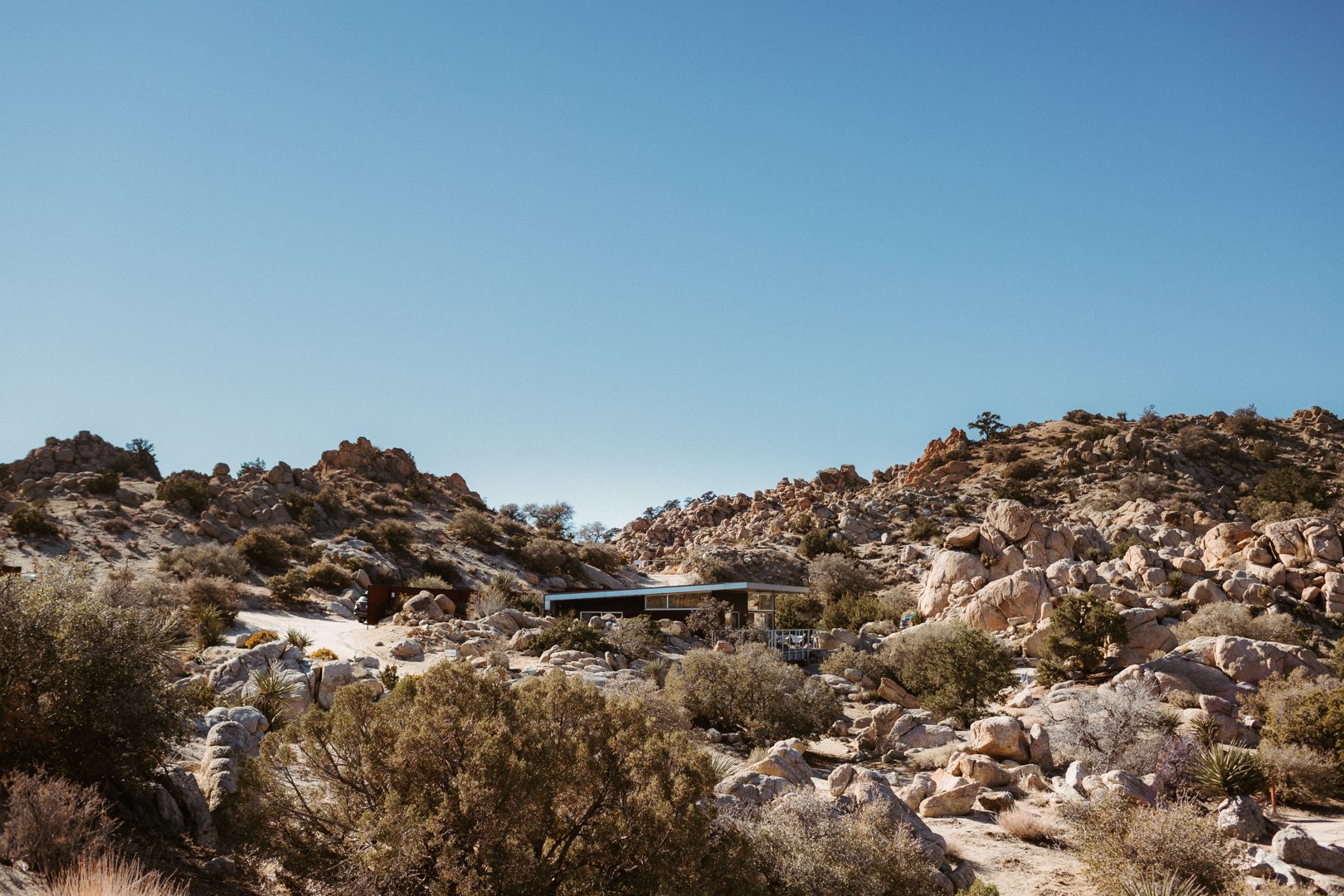 joshua tree elopement at the rock reach house airbnb