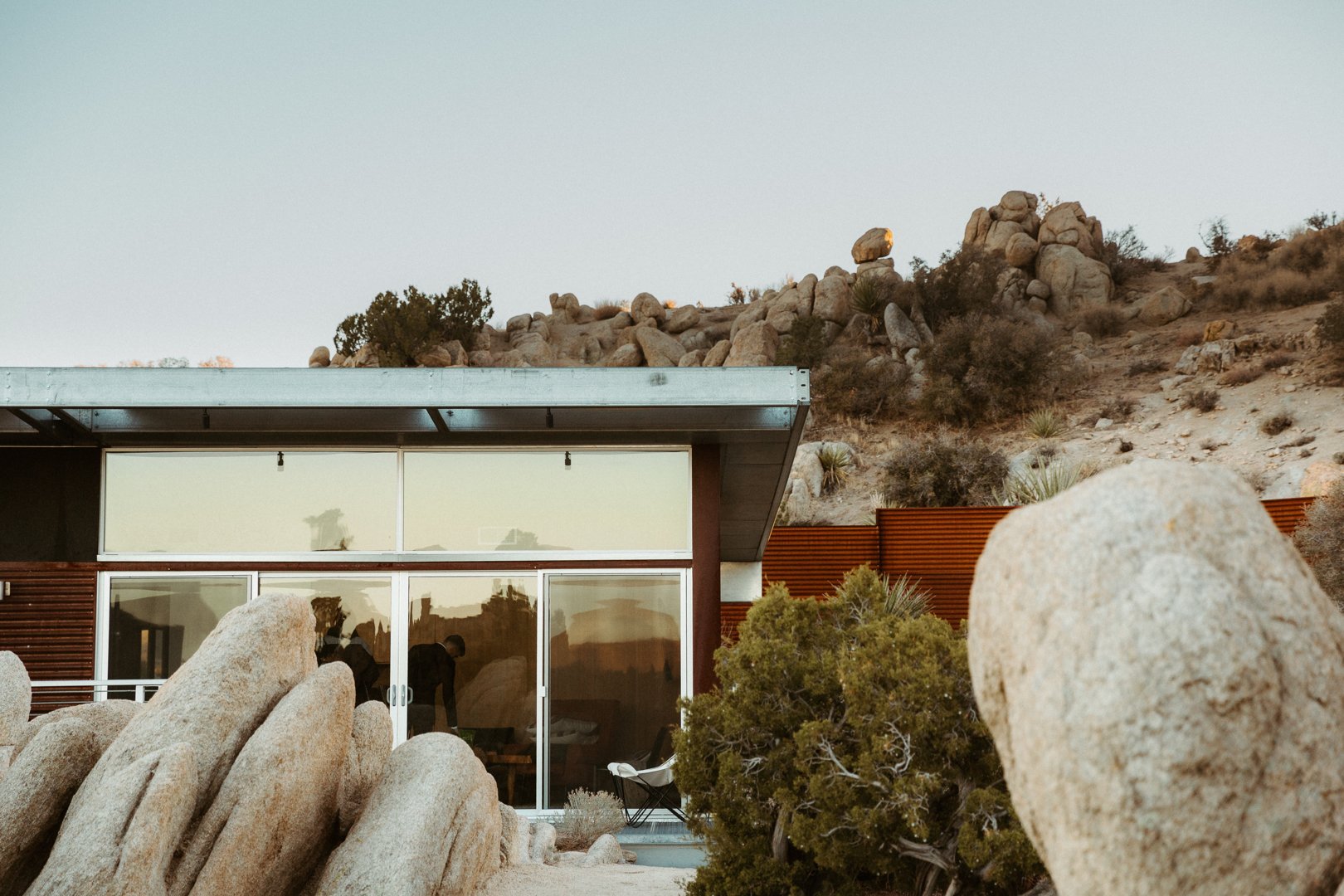 los angeles couple elope at the rock reach house in joshua tree