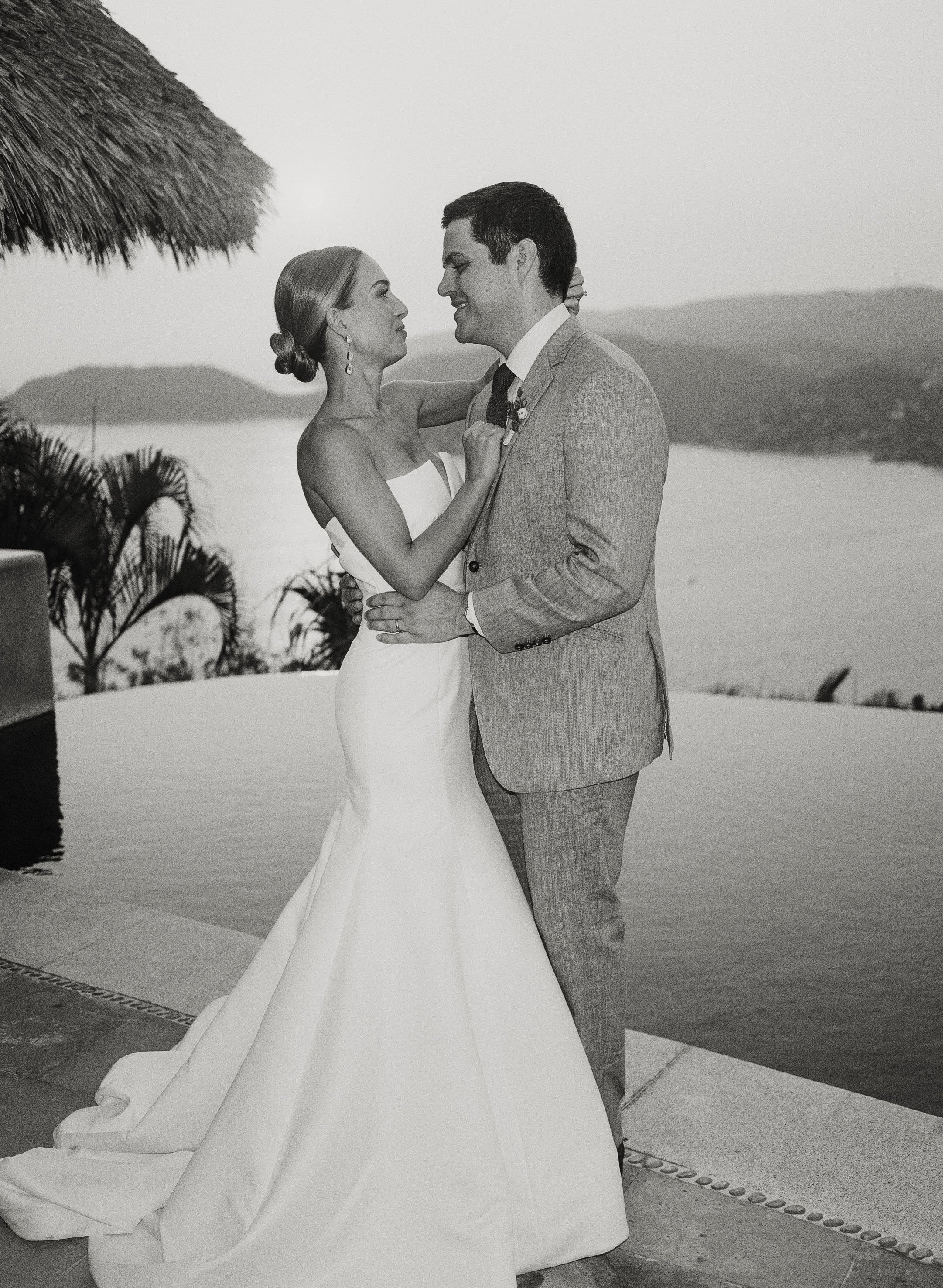 bride and groom plan a destination wedding weekend to get married in Zihuatanejo, mexico