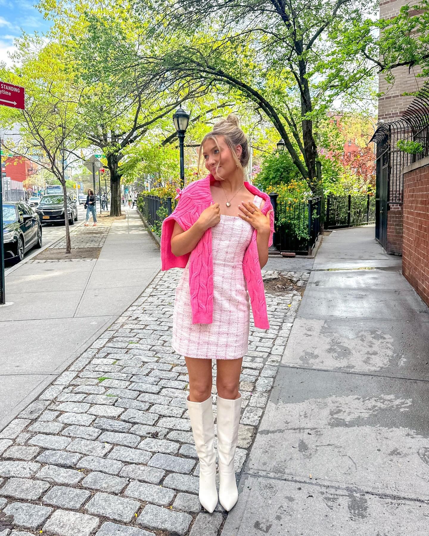 I love you, manhattan🚕🫶🏼
&bull;
highlights from this weekend💖✨ 

🌸 it&rsquo;s finally getting warm enough for dress weather
🌸 celebrating hannah&rsquo;s birthday
🌸 thankful for unlimited vanilla almond milk lattes in nyc
🌸 nyc getting her col