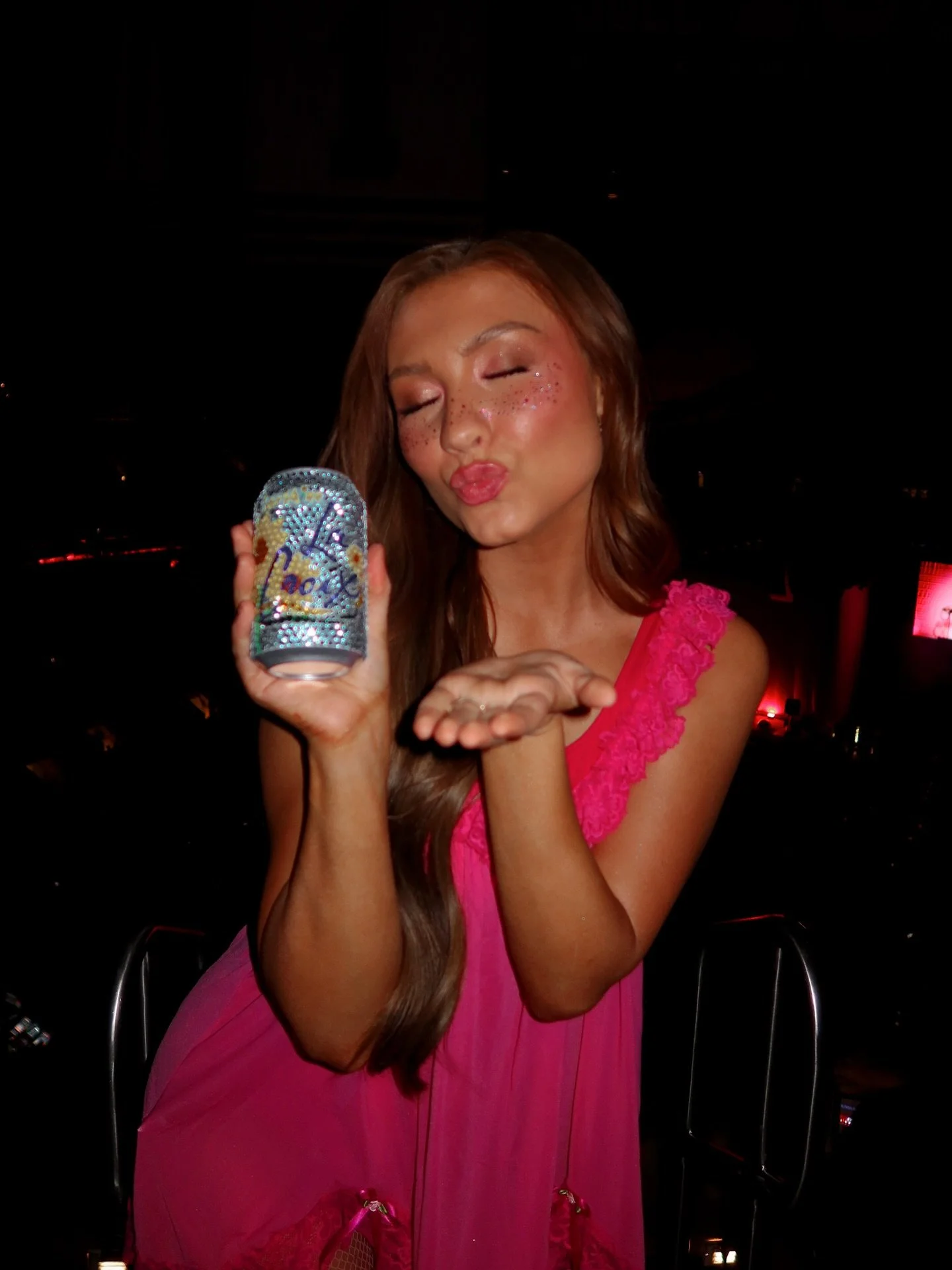 Sippin&rsquo; on my @lacroixwater go go juice!!🌻💖
&bull;
A perfect pop-princess evening filled with glitter, high notes, and my favorite bubbly sidekick!!✨ Thank you La Croix for this dreamy concert night🥹 Sabrina Carpenter + Sunshine in my hand =