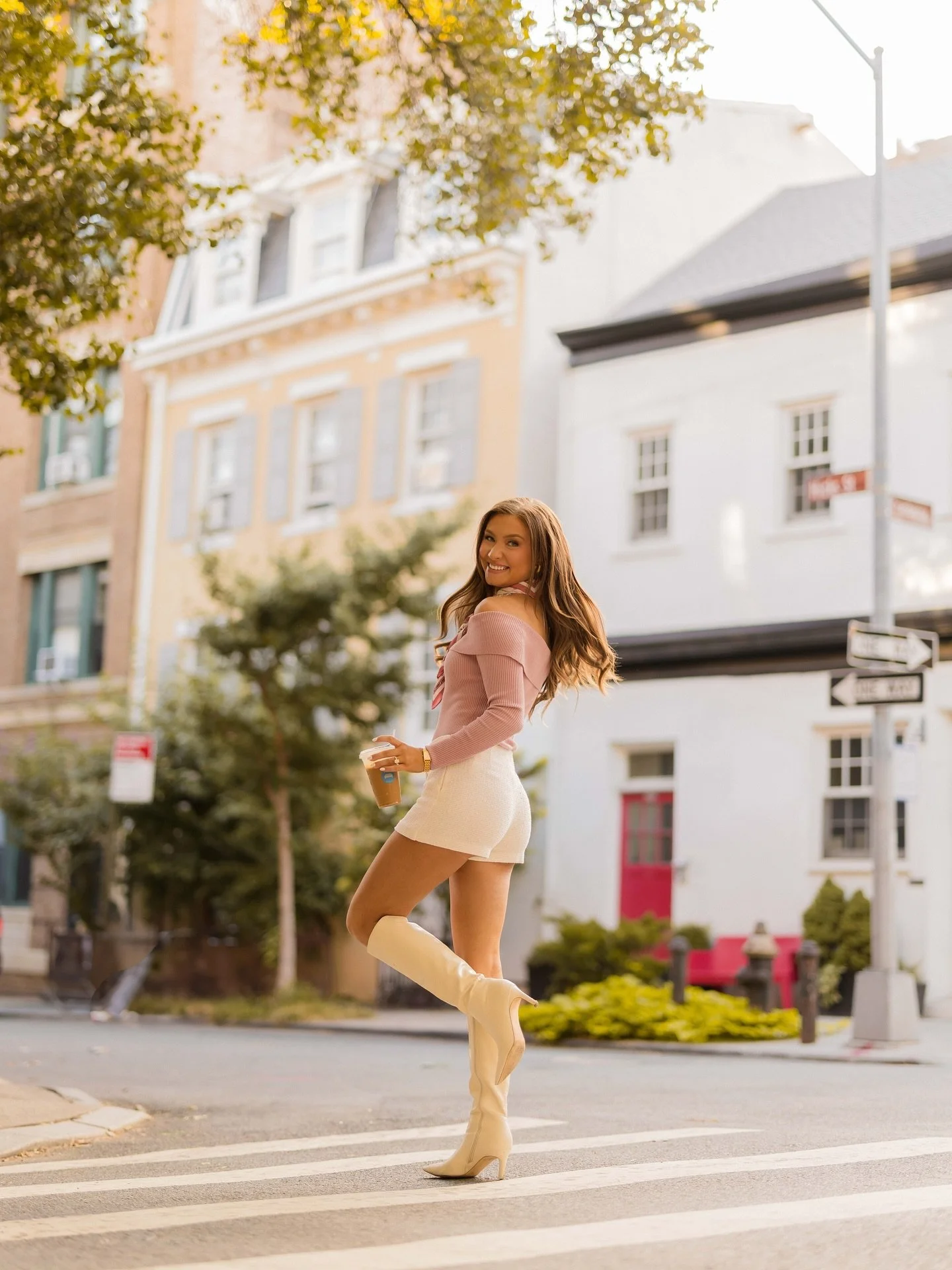 City days that feel straight out of a rom-com☕️💭
&bull;
Between the golden leaves, pink sweaters, &amp; an iced coffee in my hand&hellip; it&rsquo;s officially my favorite season🍁 No matter the season I will always have an iced drink in my hand😂 H