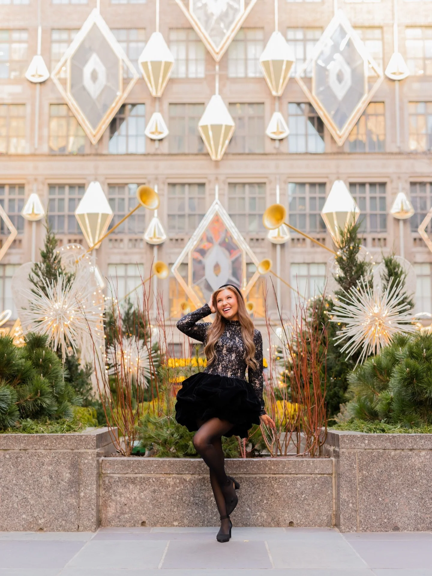 Santa baby, put a @saks gift box under the tree for me🎁🎄
&bull;
Okay be honest, are you done with your Christmas shopping or are you still working on it? (Update, I barely have even started😅) BUT that means I get to go out this week and shop on Fi