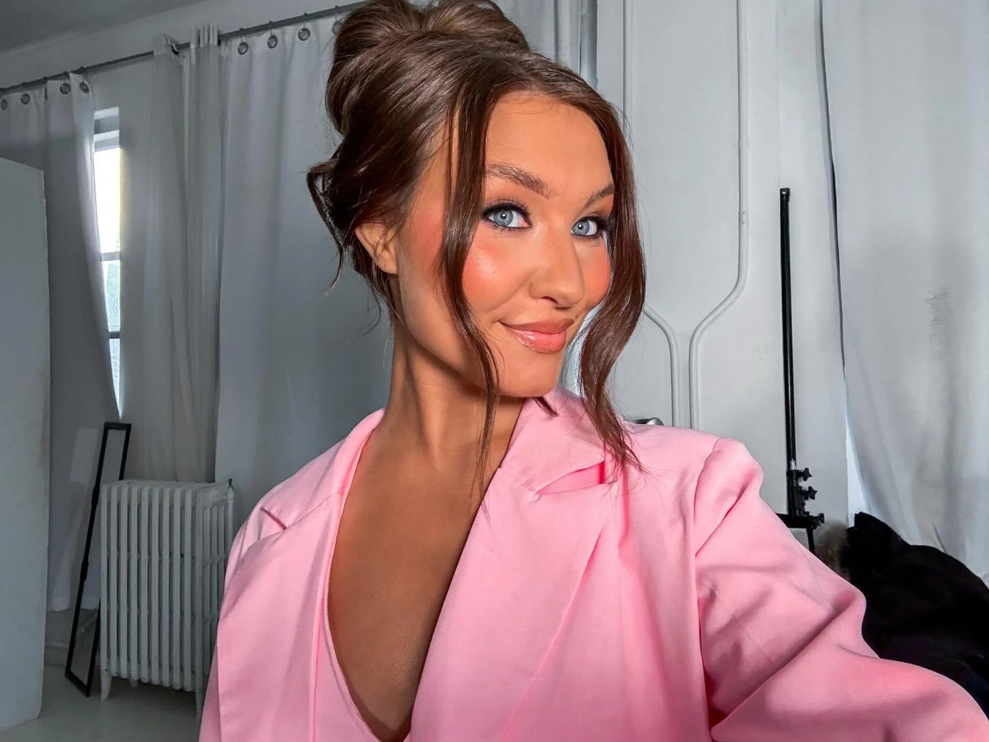 📍On set 📸💋
&bull;
I still can&rsquo;t get over this glam😍 I love sitting in the makeup chair &amp; taking notes on how the artists create their looks (andddd taking note for myself👀)