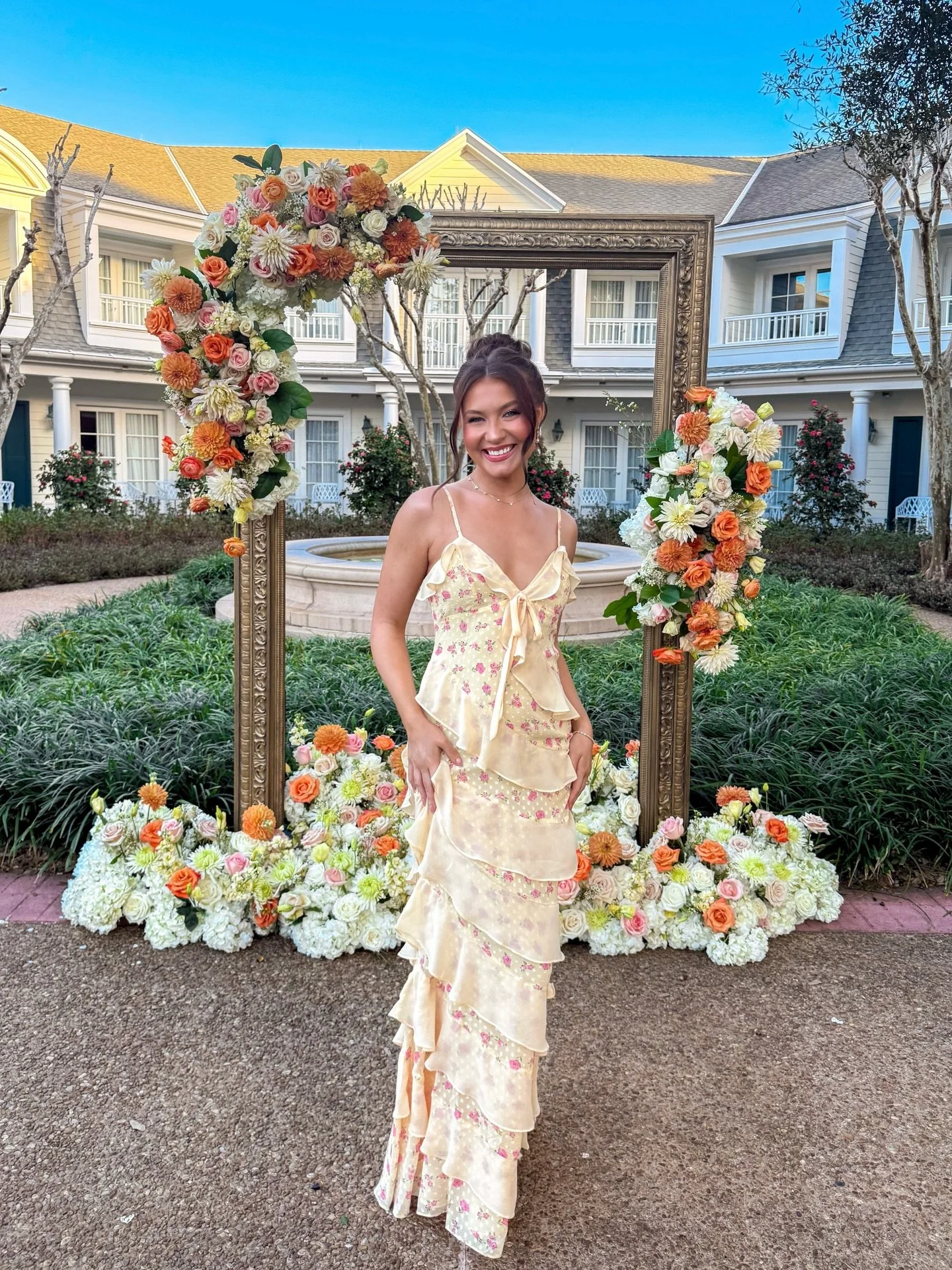 A night under the stars with @disneyweddings✨🎆
&bull;
Talk about a way to kick start a trip! We were treated like royalty (literally) at the welcome dinner &amp; had DELISH food. I&rsquo;ve also never seen the Epcot firework show, it was incredible 