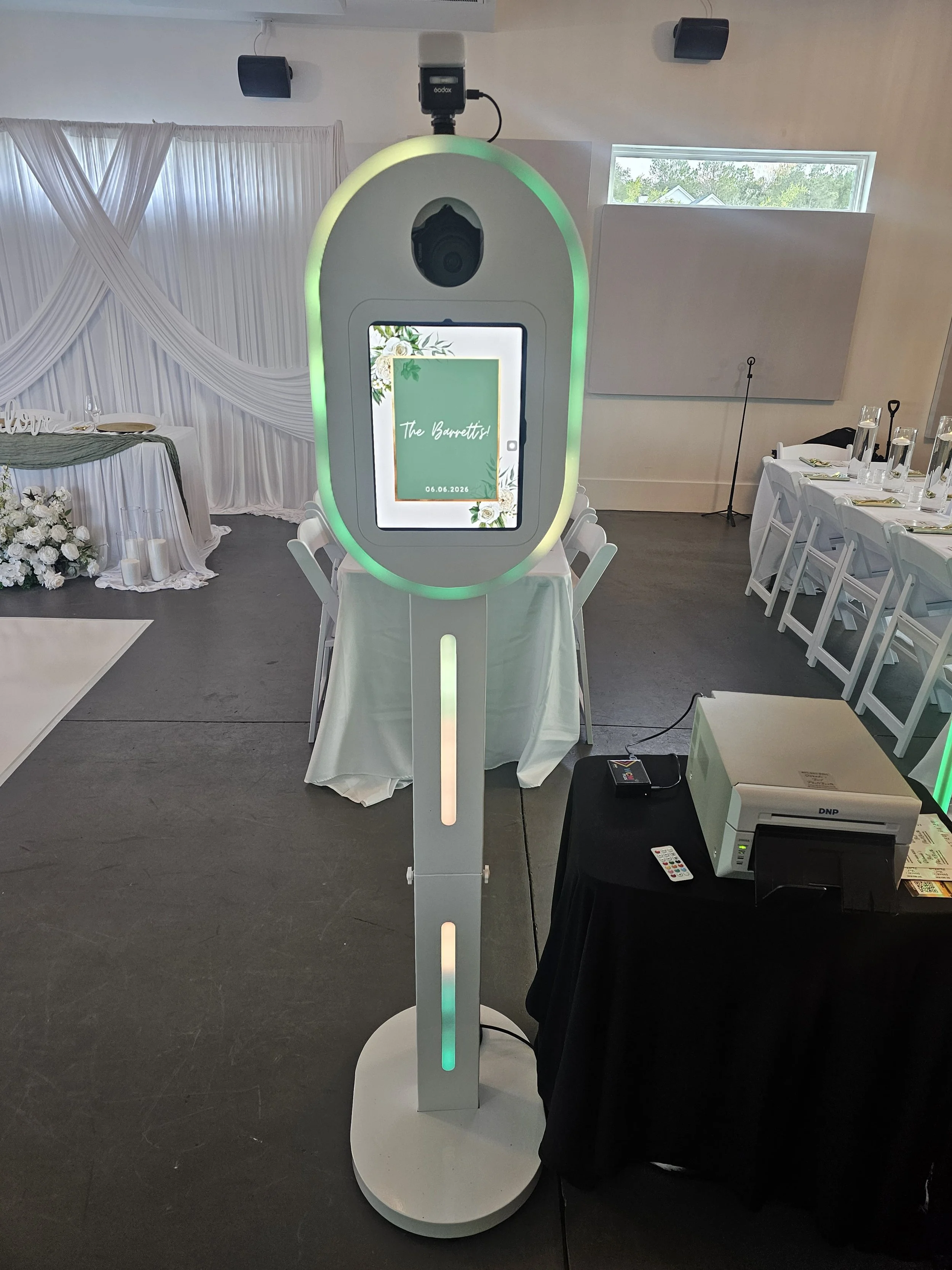 Orlando florida Luxury wedding photo booth. High Quality photo booth for weddings, birthdays, corporate events, and many other type of events. Click the link and get a Free quote on a photo booth service!