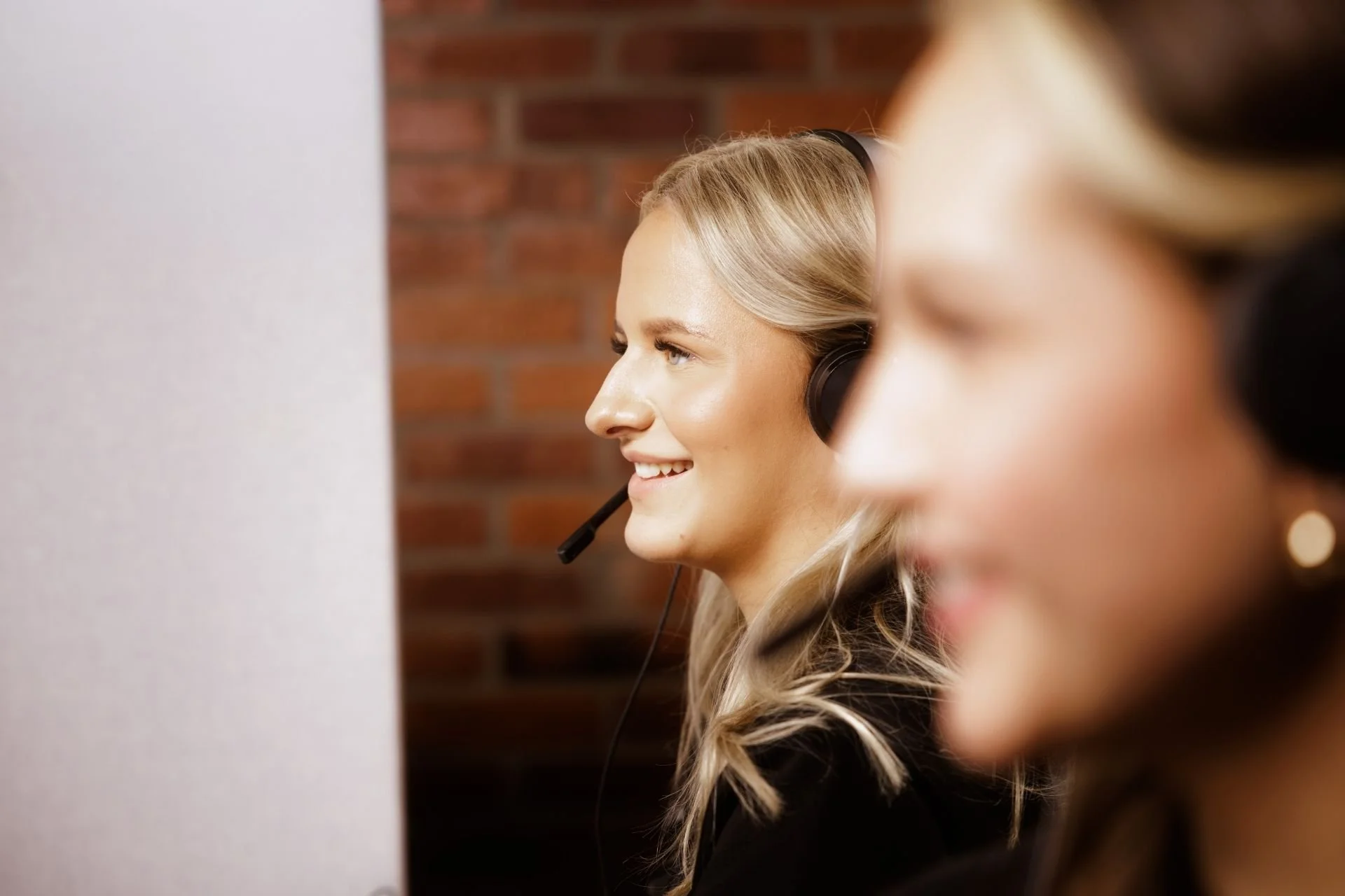 Moment Digital käyttäjätuki, kaksi asiakasneuvojaa työssään.