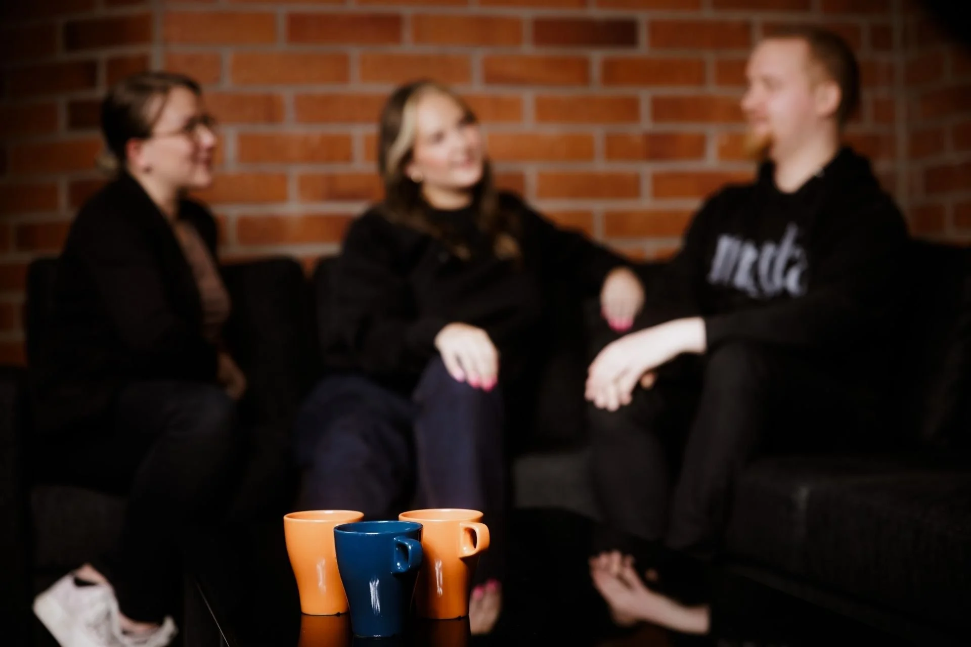Moment Digitalin työntekijöitä taukohuoneessa.