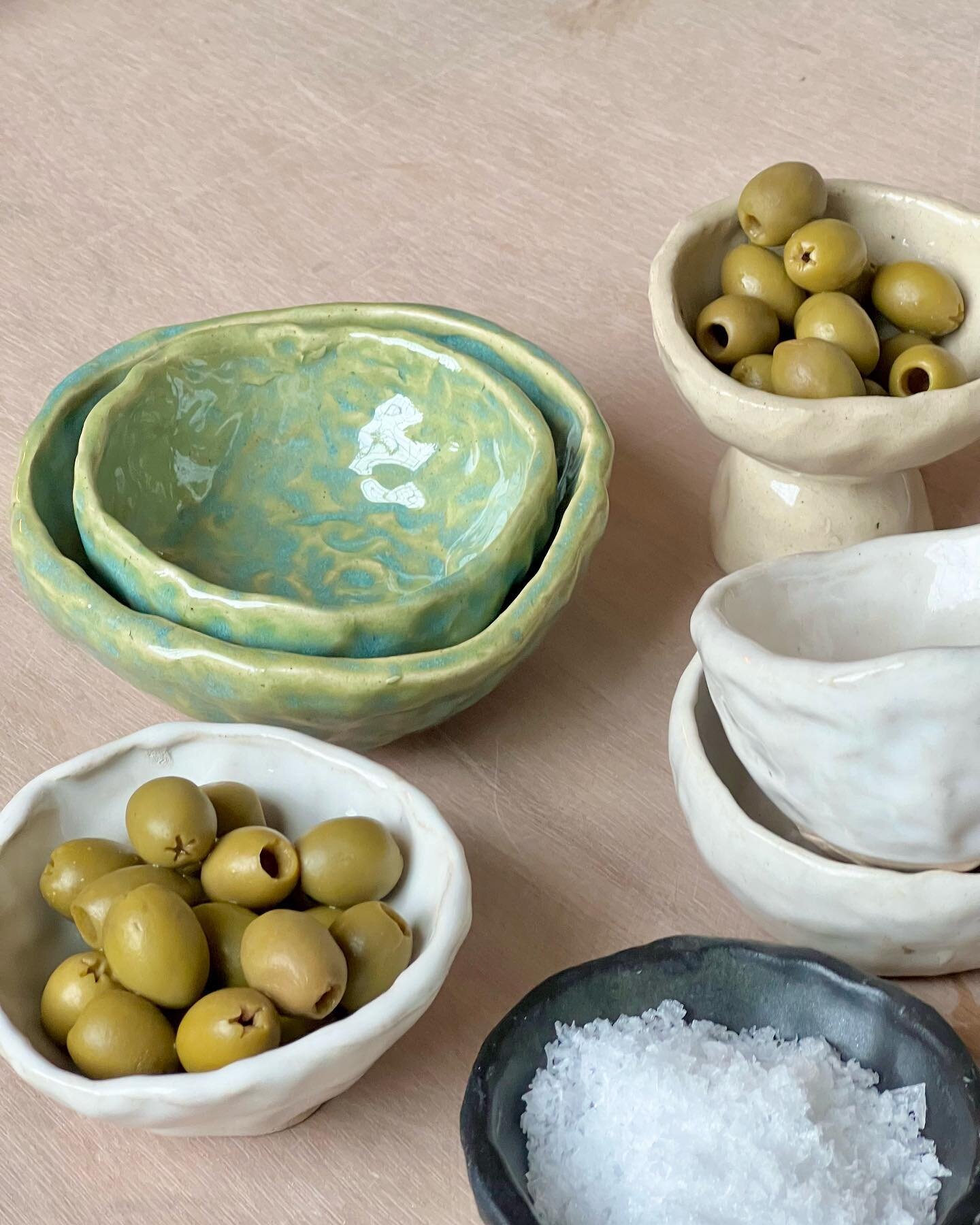 Looking for a great way tapas the time this Sunday? Join ceramicist @kerryplz in an late afternoon of making Tapas Dishes through the art of pinching - a  s l o w and relaxing process of forming beautiful small bowls using only your hands! Fancy maki