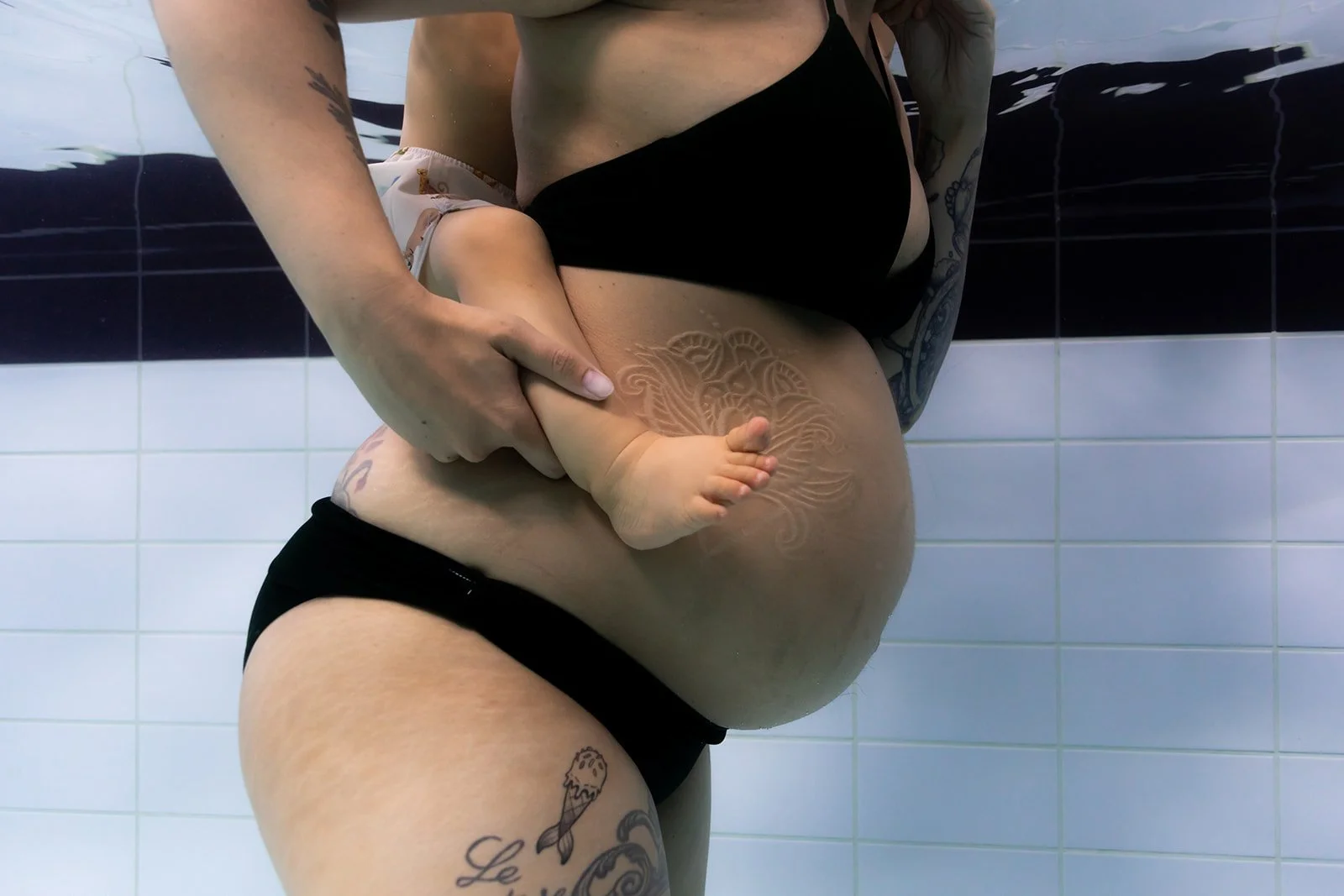 Séance photo grossesse à Lyon : underwater ou terrestre, comment choisir ?