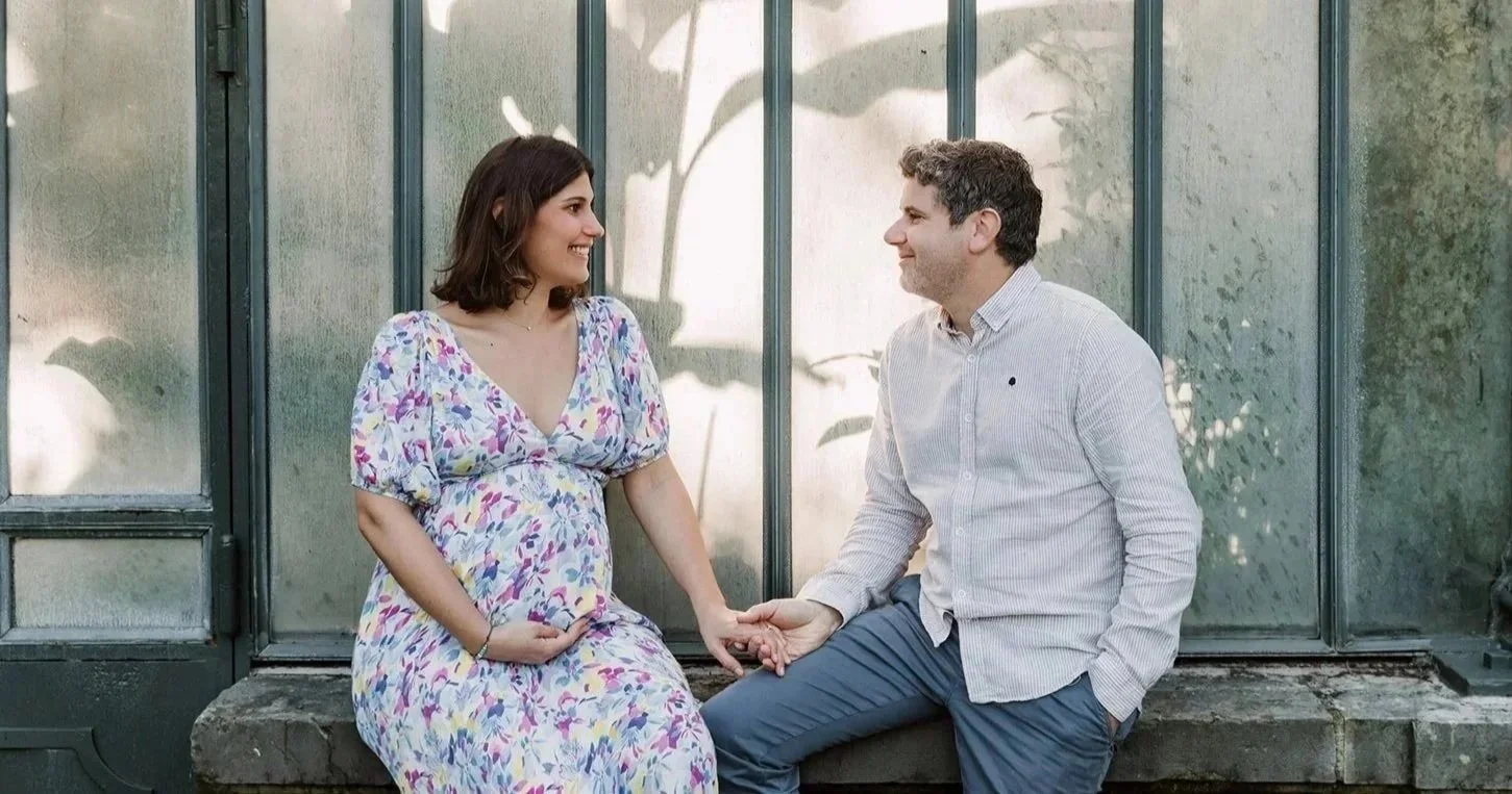 Couple futurs parents se regardant main dans la main femme enceinte