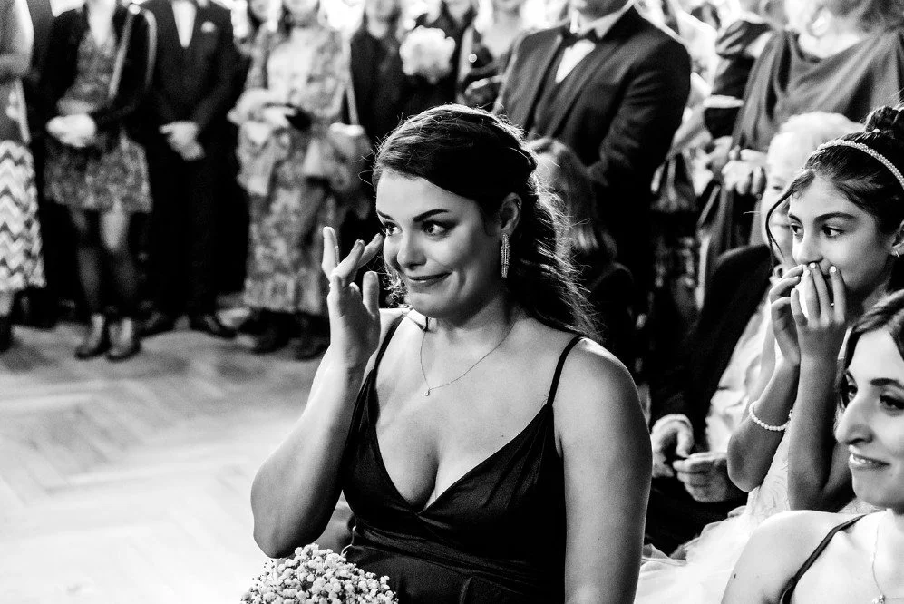 Femme emue en tenue d'invitee de mariage photo noir et blanc