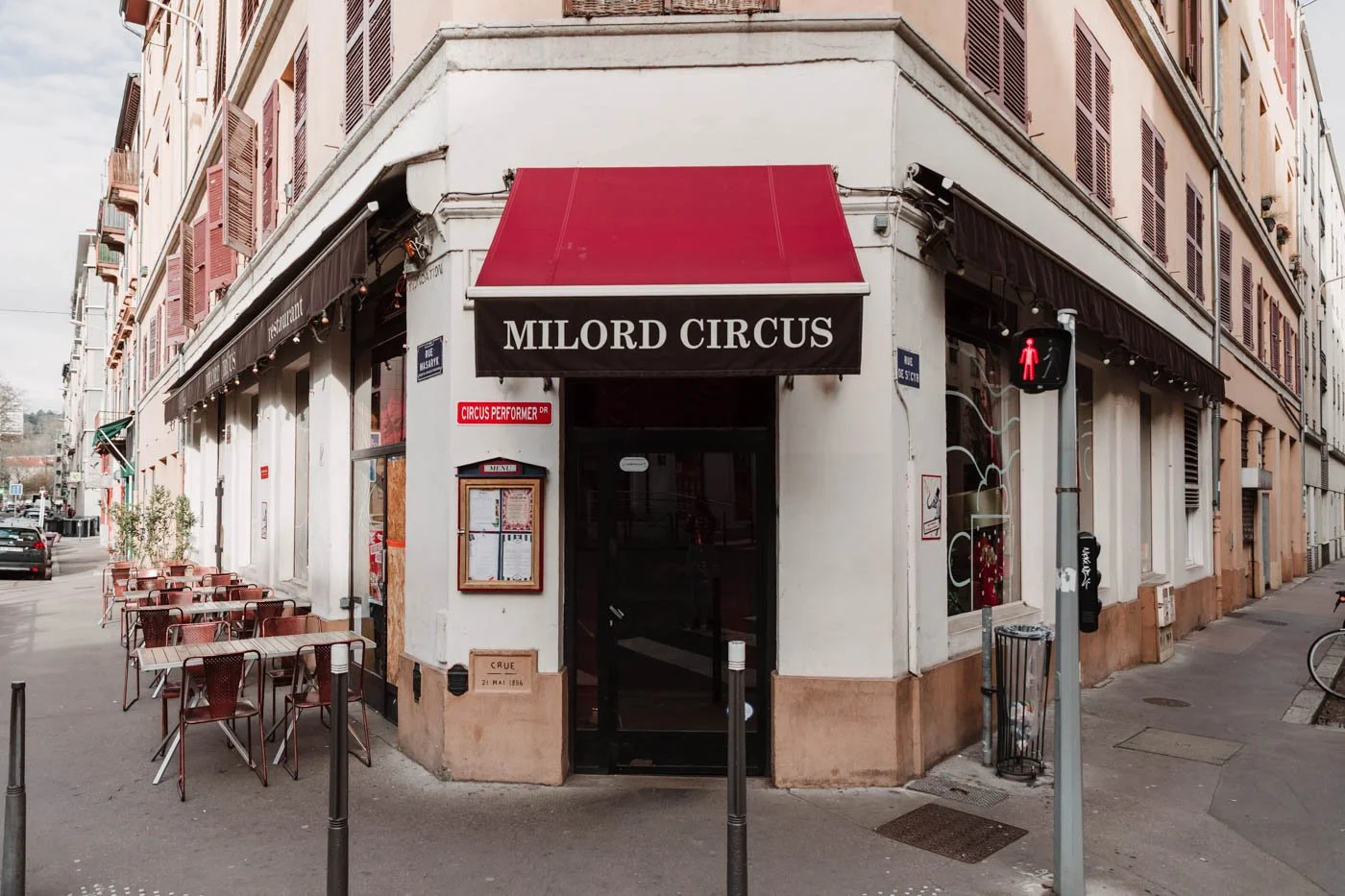 entrée du restaurant Milord circus à lyon 69009, terrasse au soleil et auvent rouge