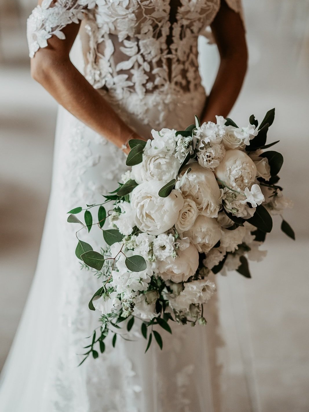Weddings in whites and greens, timeless and elegant at the stunning @grangefieldsvenue 

Blousey peony&rsquo;s in soft ivory, delicate lisianthus, and fluttering sweet peas layered with velvety ruscus and silvery eucalyptus. Each stem placed with int