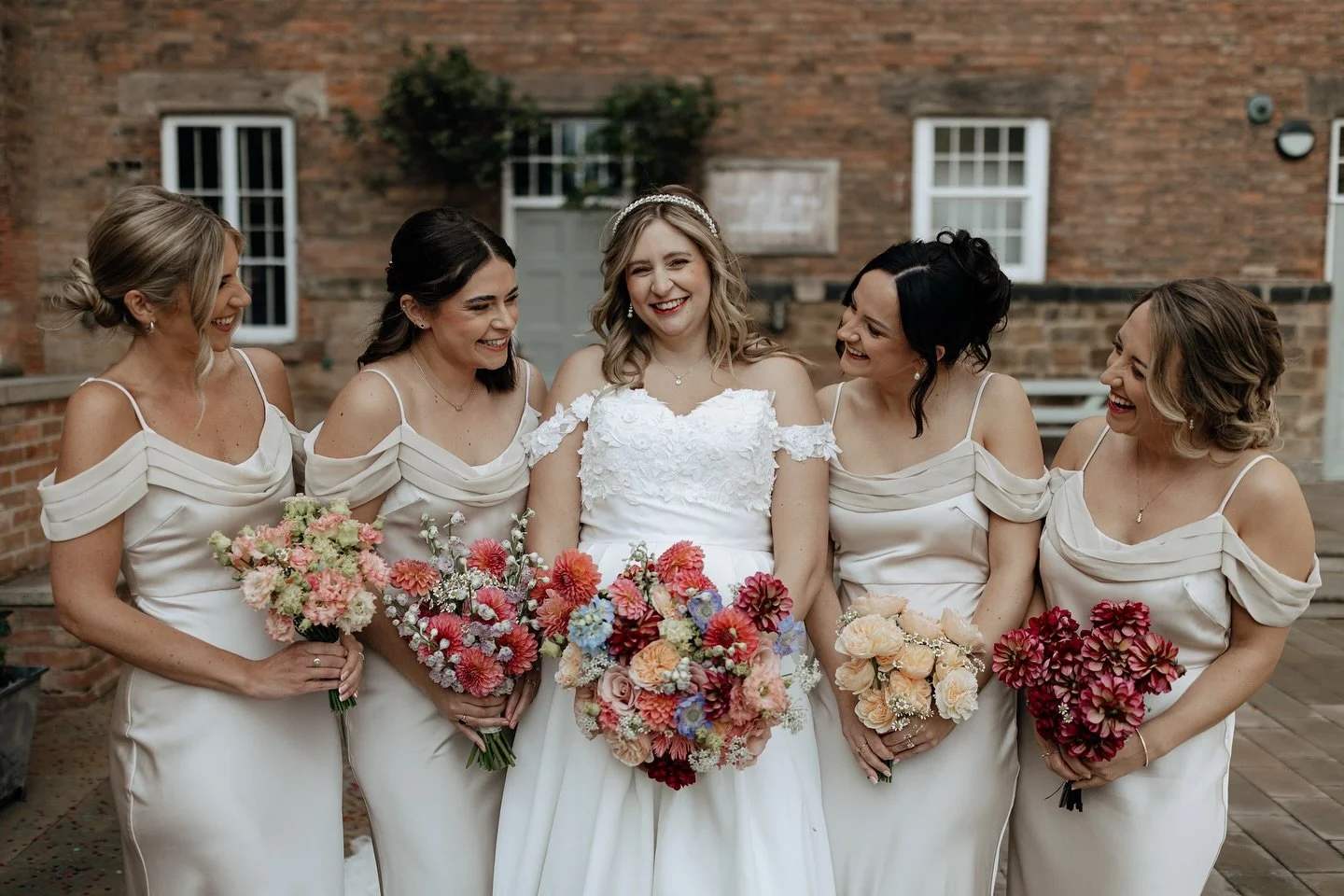 Adore this look with bridesmaids having their own unique bouquet featuring a flower from the bridal bouquet 🩷
Stunning image by @a_big_neon_glitter