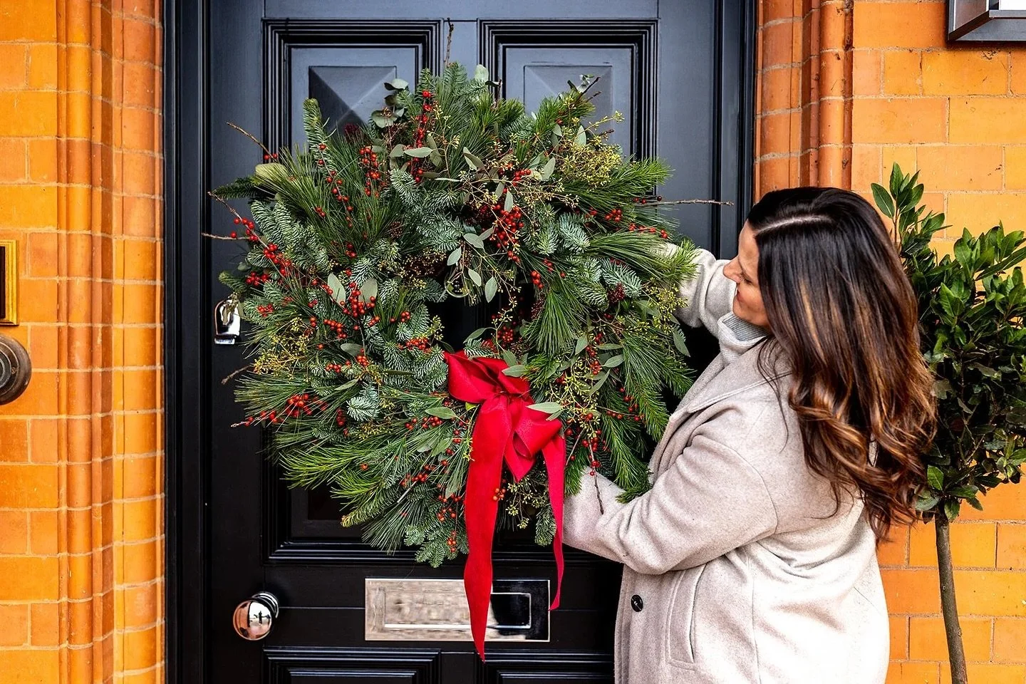 Meet one of our most loved Christmas designs!
Gorgeously traditional but with a luxurious Tineke twist, this berry red wreath features the most lush foliages such as Irish spruces in blues and greens, at least 2 types of eucalyptus, festive red ilex 