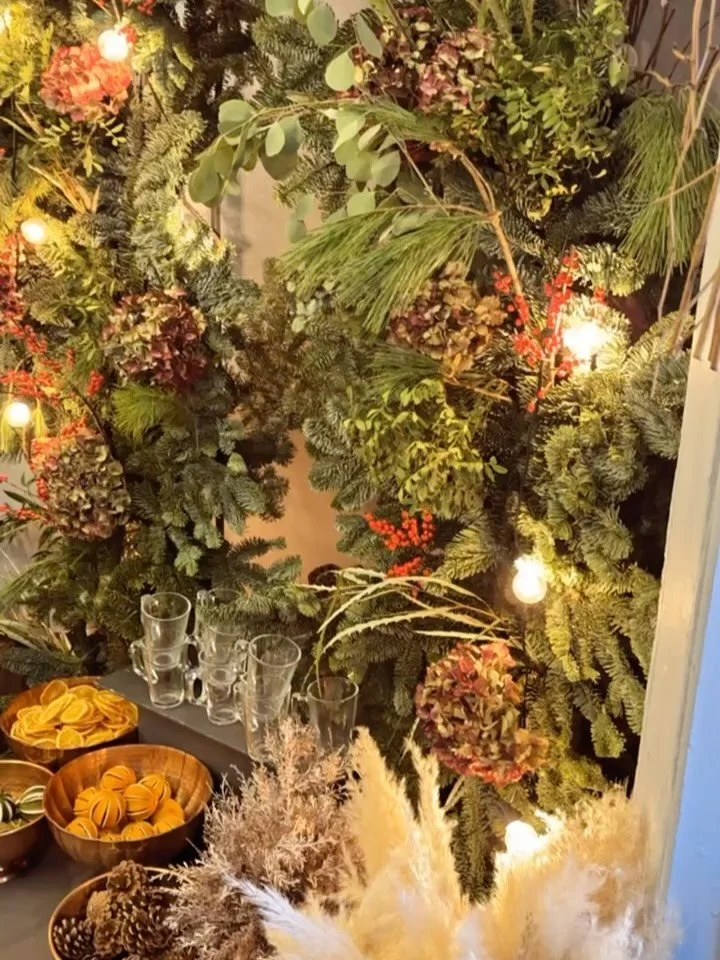 Throwback to last year&rsquo;s wreath making madness 🎄

✨ The smell of pine, and mulled wine, dried fruits and eucalyptus! Just the best ❤️

We can&rsquo;t wait to do it all again soon!

Only 3 weeks until we host our first Christmas party 🎉