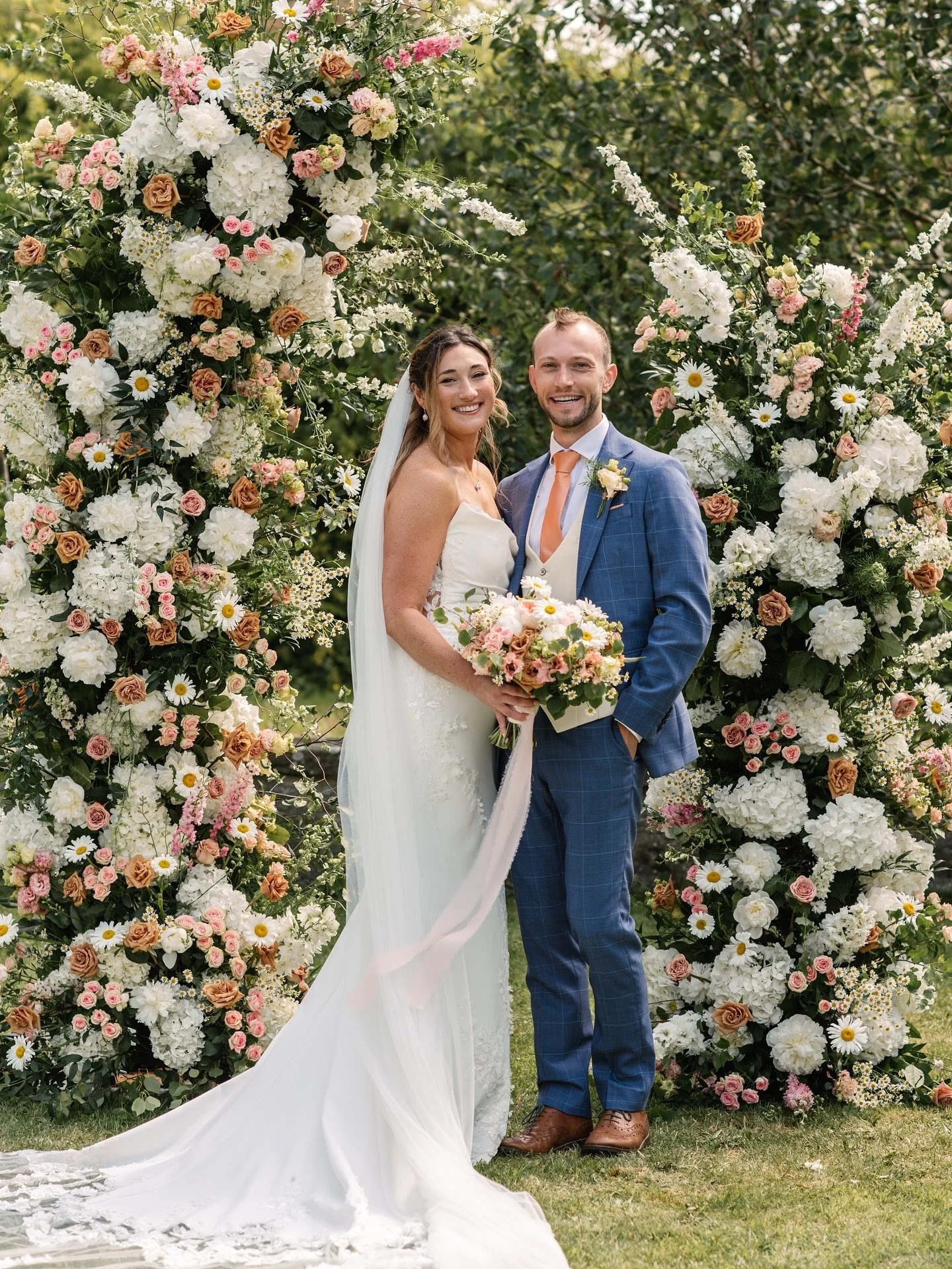 Friday feels today with this absolute stunner of an image from a summer wedding featuring our beautiful broken arch 🩷🩷🩷
