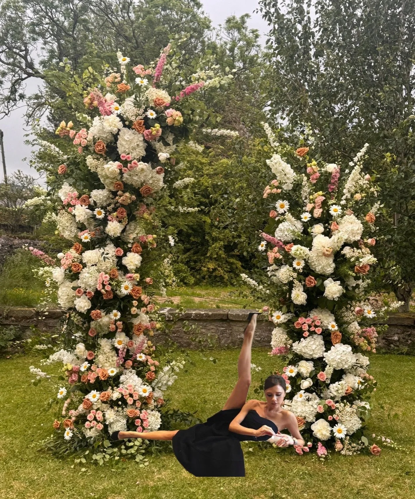Victoria Beckham? Icon.
These flowers? Also icons.
Honestly, we might be stealing the spotlight here 🌸😌