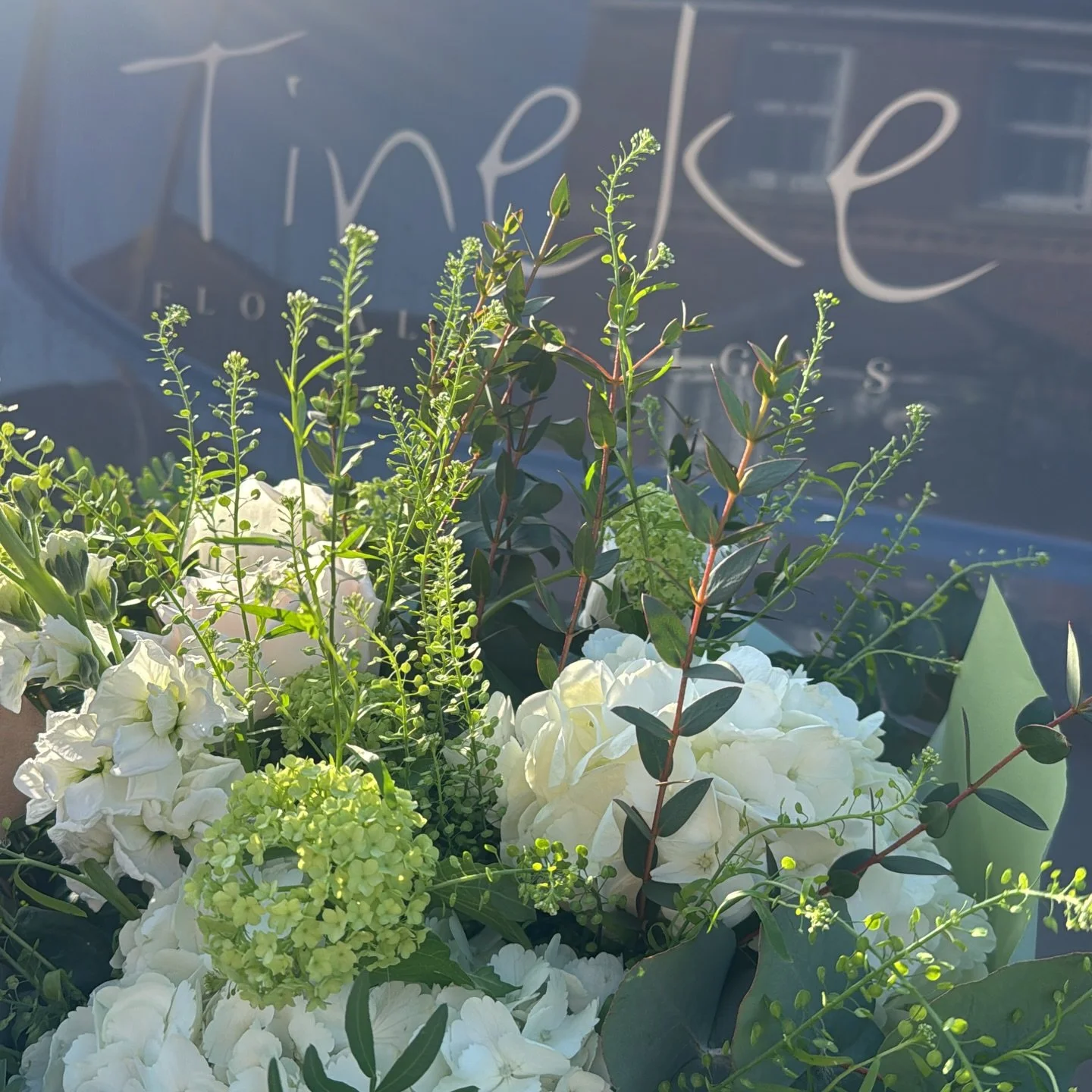 Sunshine and flowers, what a dream! A few deliveries this morning before heading to @hygieiaandco for your last minute flowers and plants 🩷can&rsquo;t wait to see you all and enjoy a matcha - 🍵 I&rsquo;ve missed it!