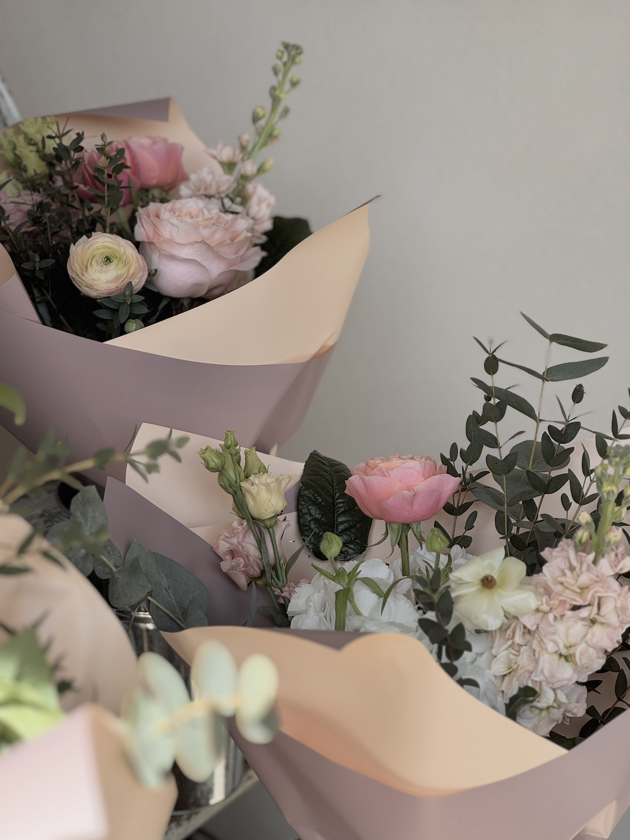 Mansfield woodhouse florist stand with pink and peach bouquets at Hygieia cafe