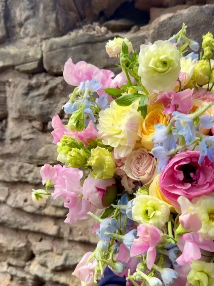 Our beautiful bride yesterday gave us a colour brief and left the rest to us, what a dream vision she had! 😍😍😍
Always a pleasure to dress the stunning @grangefieldsvenue ⭐️⭐️⭐️
Have a lovely Friday! Today, we have been back at whistle barns for ou