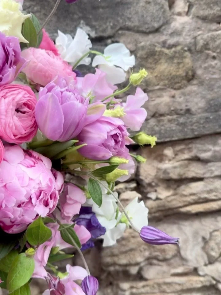 Late spring vibes in a gorgeous colourful palette for our beautiful couple yesterday at @whistlebarnsvenue featuring alliums, roses, peonys, hydrangeas, tulips, ranunculus and clematis 💜🩷💜