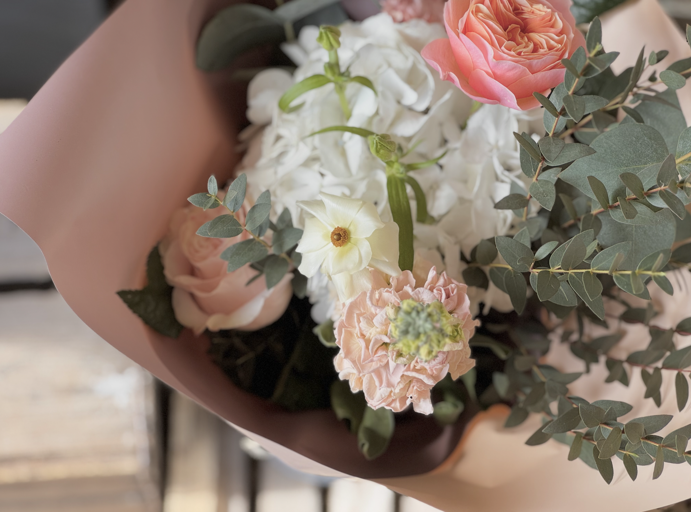 Mansfield woodhouse florist, bouquet of peach flowers.