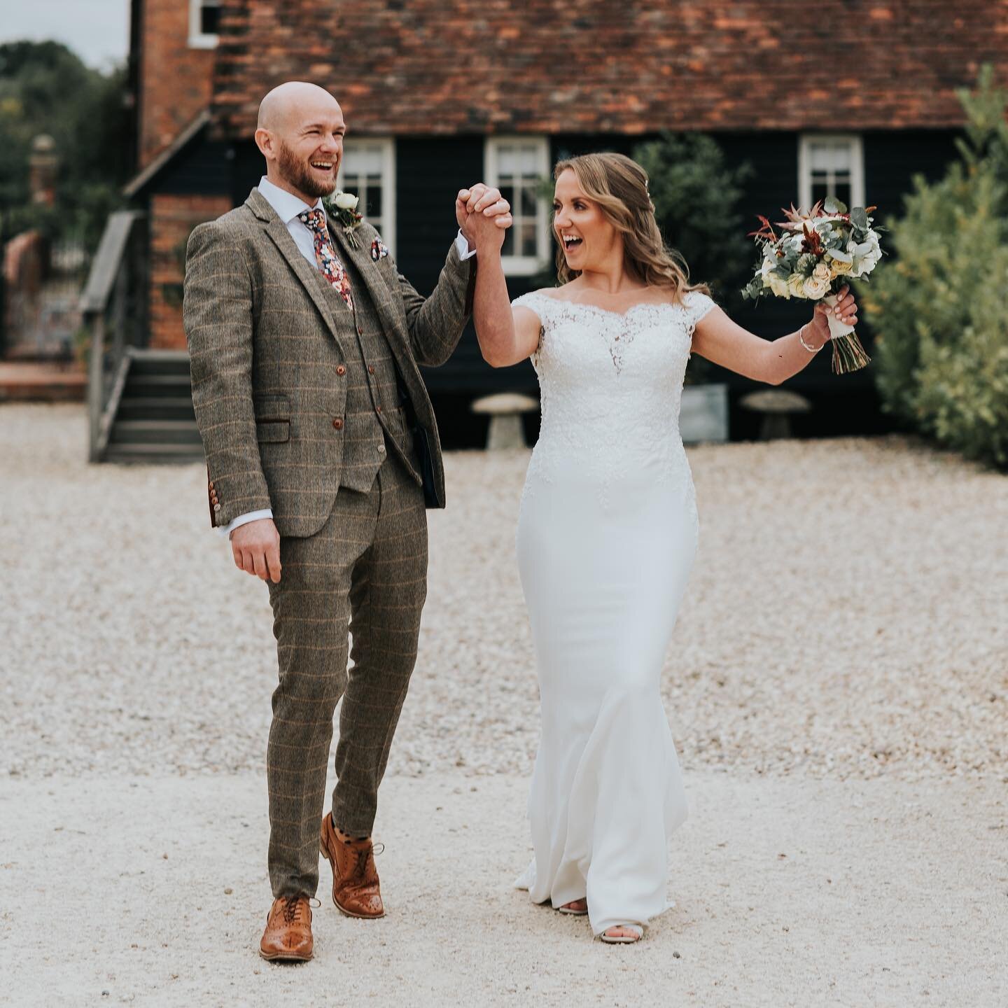 Congratulations L&amp;J!! What an incredible day!! Not even the autumn rain could dampen their spirits!! Was amazing working with such an awesome team huge shout out to my second shooter @katherine_and_her_camera  MUA: @alishamaymakeuphampshire hair 