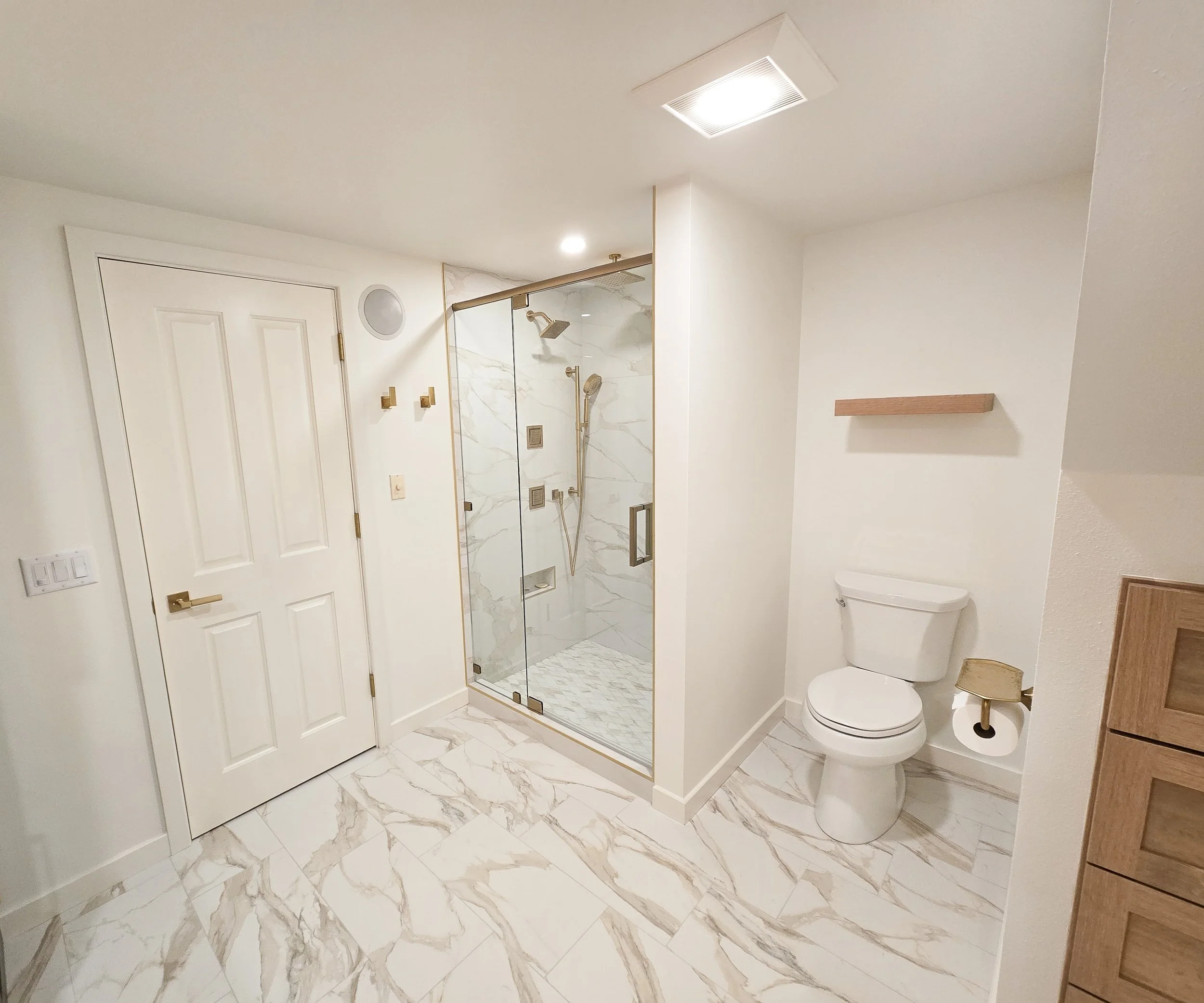 Bright, inviting primary bathroom atmosphere in Wisconsin Dells.