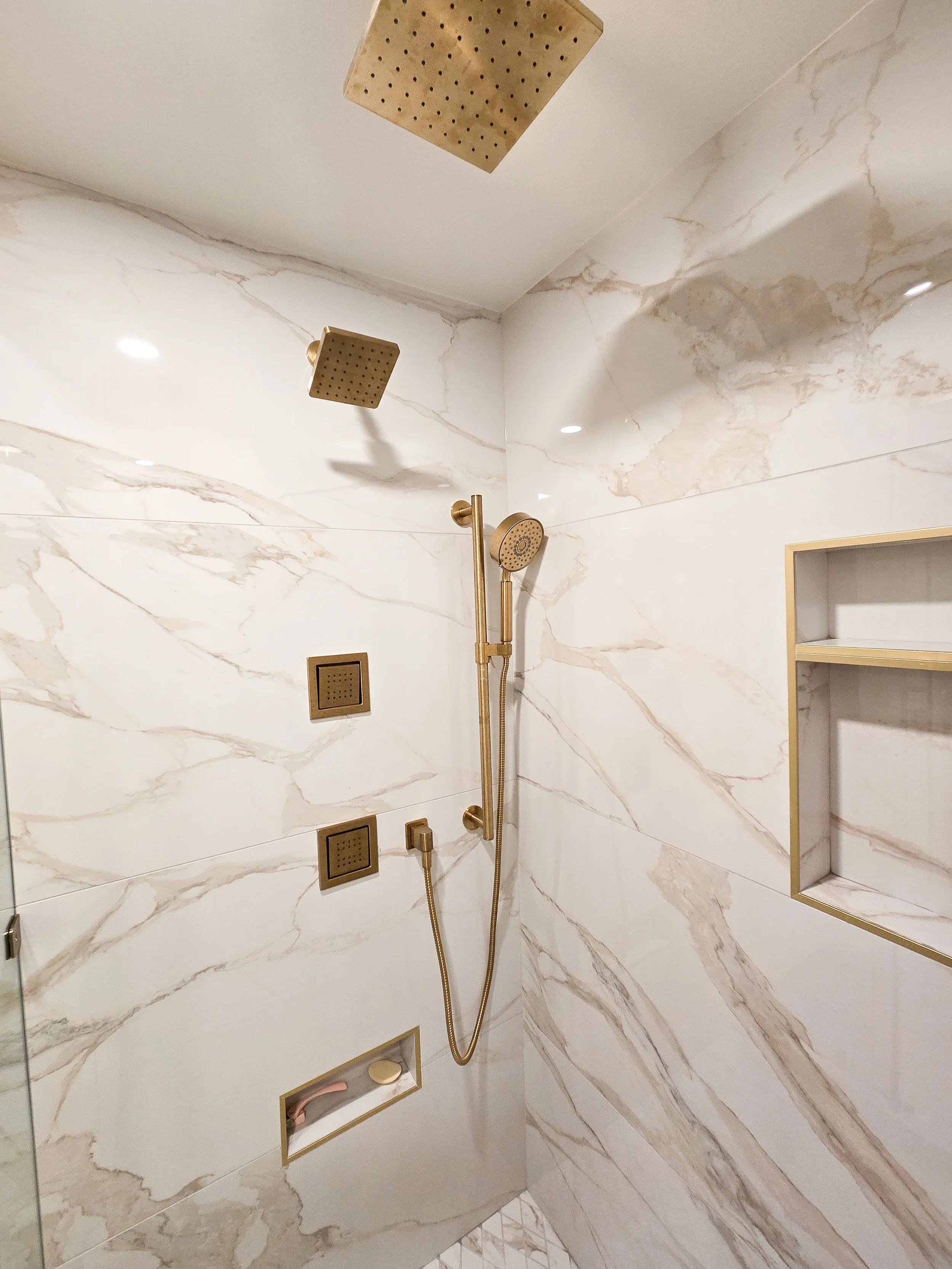 Integrated multi-jet system with body sprays for a spa-like daily routine.