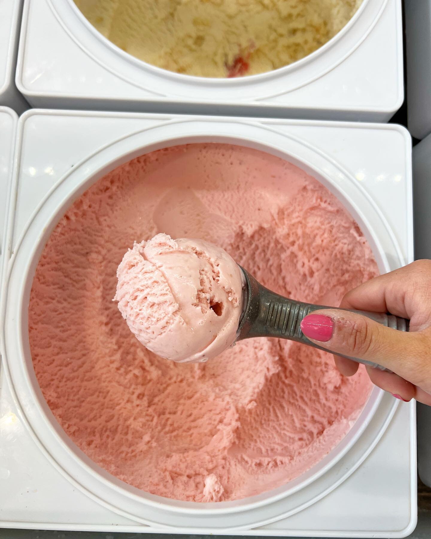 Happiness is STRAWBERRY ice cream on a spring day 🍓🤍 

Flavors:
Vanilla
Chocolate
Strawberry 
Mint Chip
Java Chunk
Moose Tracks
Strawberry Rhubarb Cobbler
Peachy Keen 

Come see us until 8PM tonight! We'd love to see you!