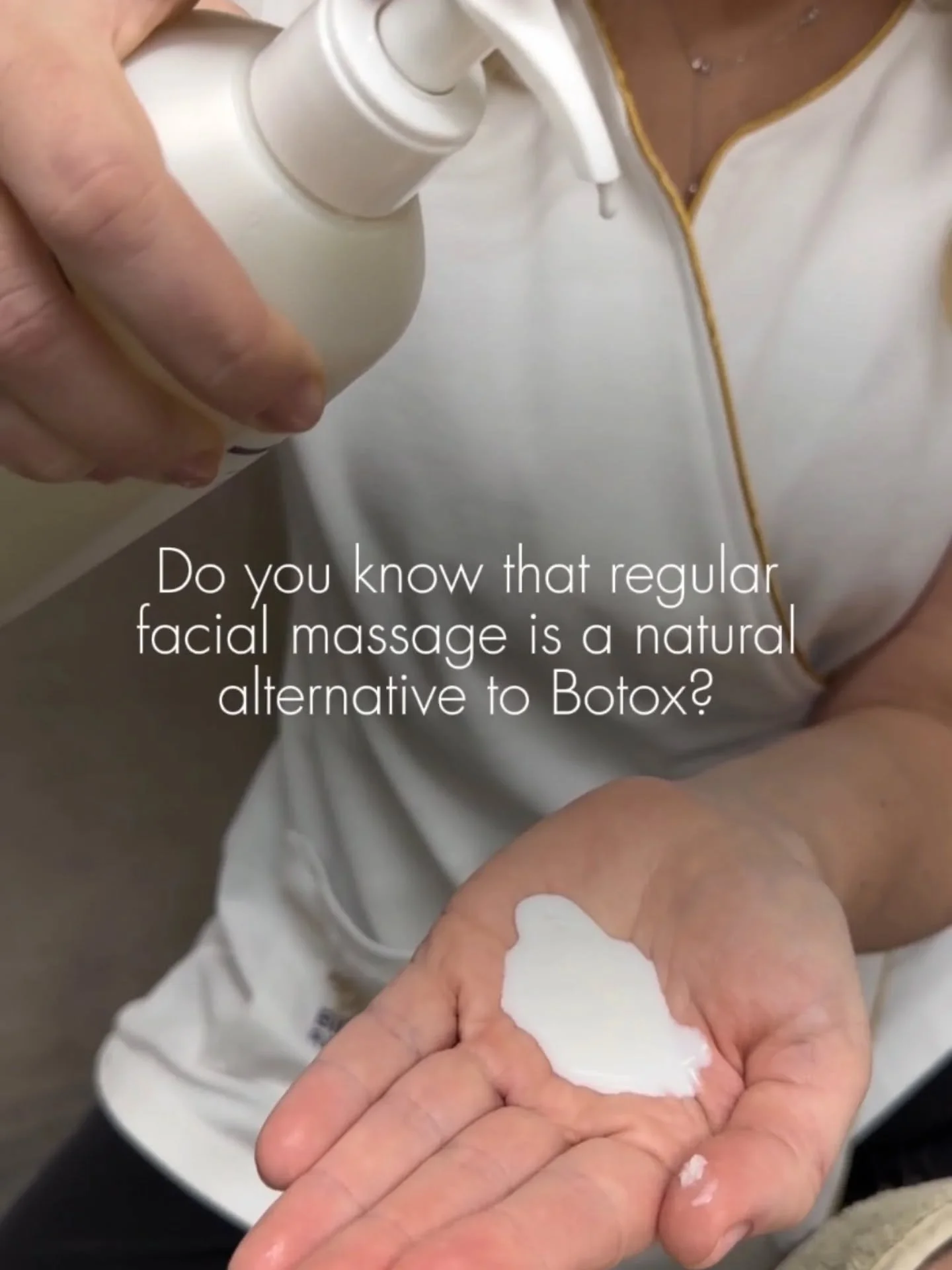 Facial massage - a natural alternative to botox💆&zwj;♀️✨
Afraid of needles but dreaming of a lifted contourand smoother wrinkles? Try facial massage andface fitness - it&rsquo;s not just skincare, it&rsquo;s a workoutfor your facial muscles.

🔹 How