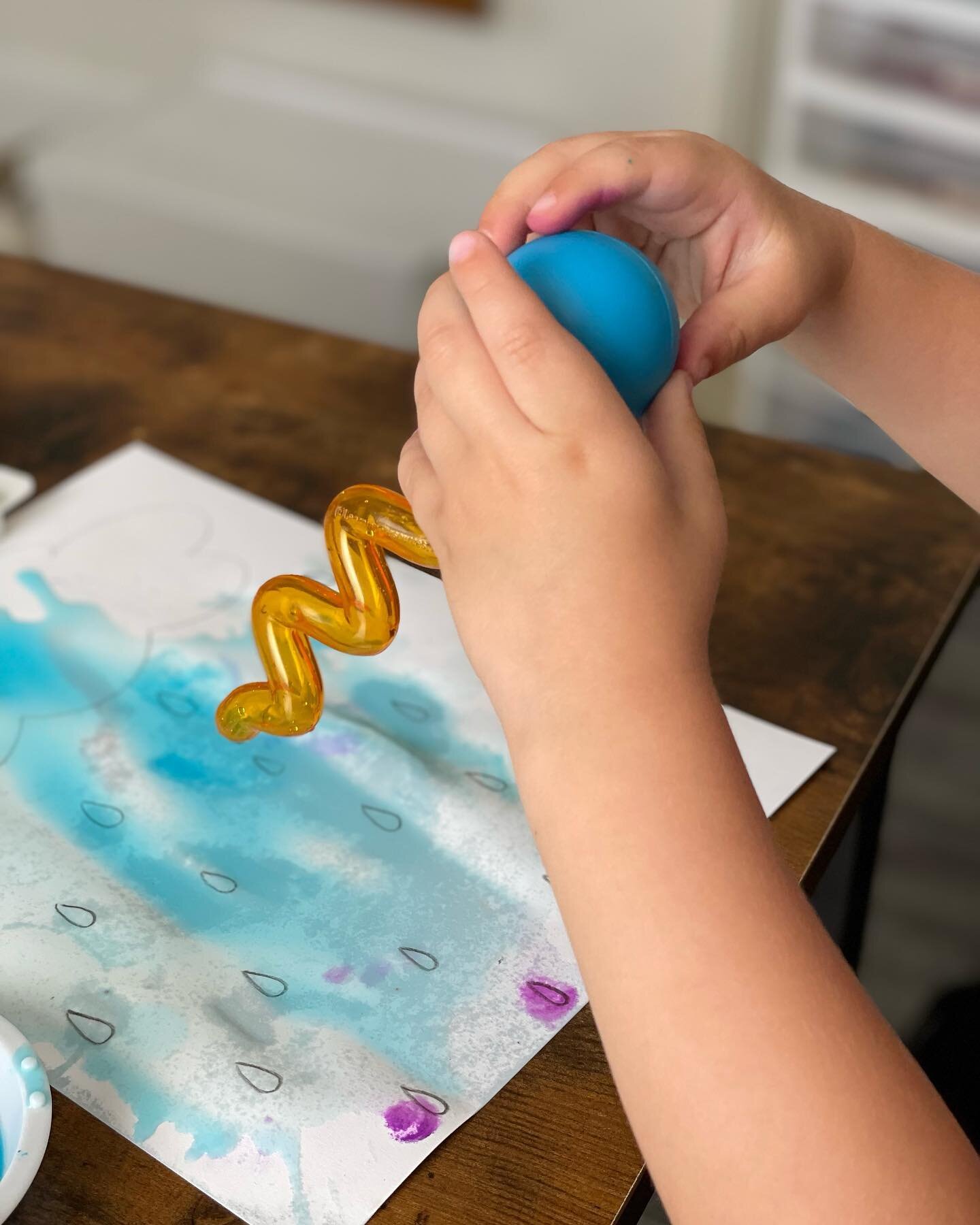 Happy #finemotorfriday 🎨

April showers rain dropper activity to target: 
-fine motor strengthening 
-bilateral hand skills
-crossing midline
-visual motor skills 
-sensory play 

#finemotorfriday #asd #earlyintervention #occupationaltherapy #OT #pe