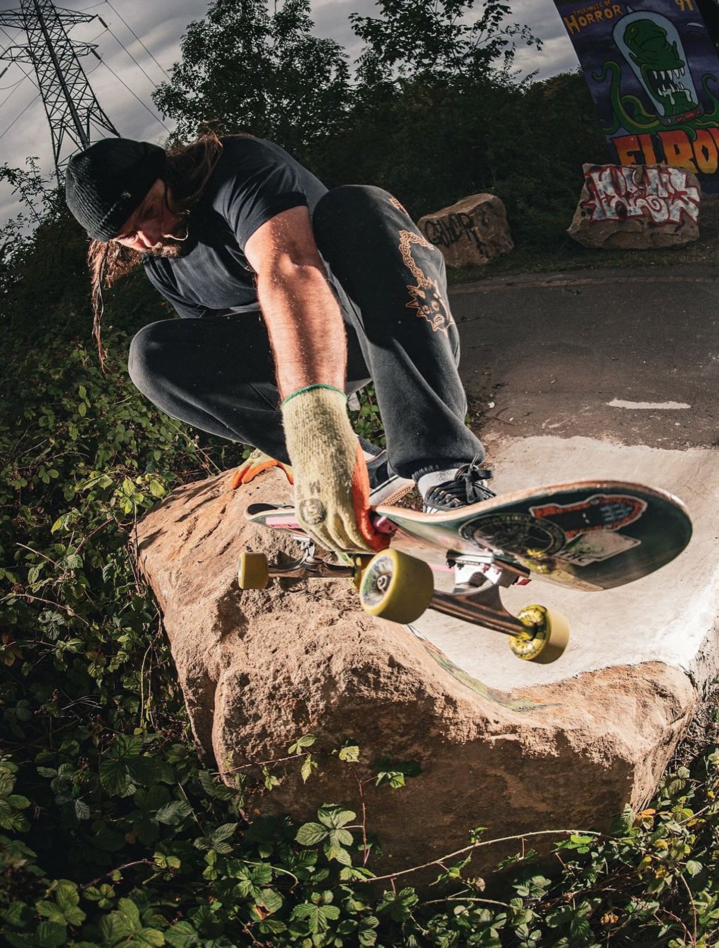 @shaunofthesad on the Clifton rock, shot by @michaelkennedywright for @theskateboarderscompanion! 🖤⁣
⁣
🗿 @heathenskateboards #nottinghamskateboarding #ukskateboarding #skatenottingham #skateandcreate #heathenskateboards