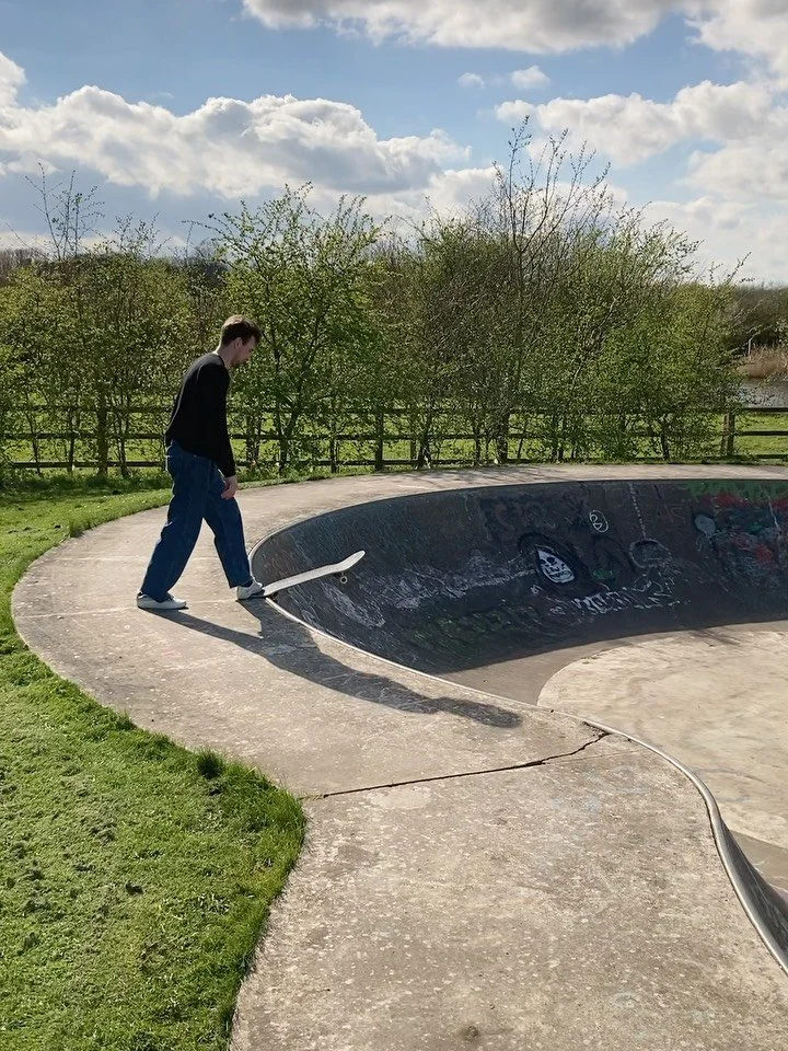 A quick stop at Barnstone Bowl for some smiths &amp; 5-0s with @elliotjamesmaynard &amp; @tomquigley 📸.⁣⁣
⁣
📍 Works Lane, Barnstone, NG13 9JJ⁣
⁣⁣
#nottinghamskateboarding #ukskateboarding #skatenottingham #skateandcreate #barnstonebowl
