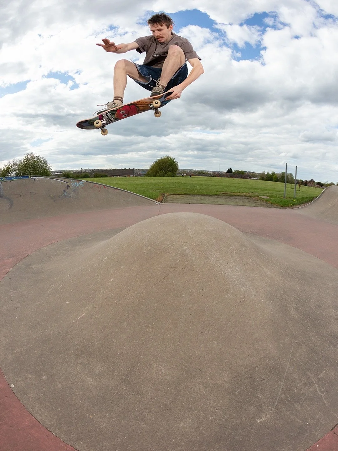 @breezzed tailgrabbing at Mansfield&rsquo;s favourite plaza! 💥⁣
⁣
📍 Mansfield Plaza, Fisher Lane Park, NG18 2SB⁣
⁣
📸 @tomquigley #nottinghamskateboarding #ukskateboarding #skatenottingham #skateandcreate #mansfieldplaza