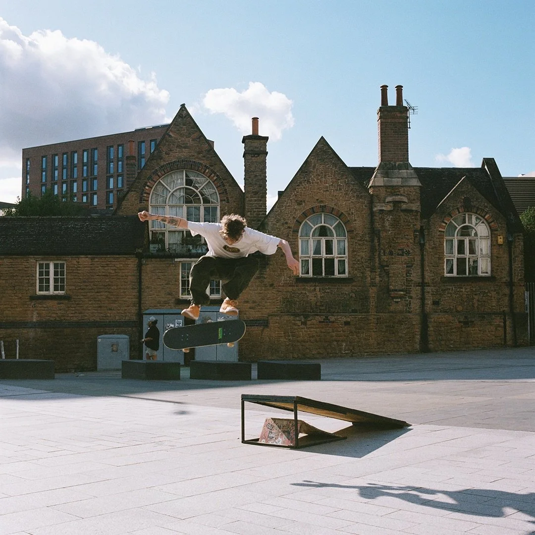 The temporary table kicker had a good innings at Sneinton Market, and plenty of 360 flips from @kian08902! 🔥⁣
⁣
📸 @tomquigley #nottinghamskateboarding #ukskateboarding #skatenottingham #skateandcreate #sneintonmarket