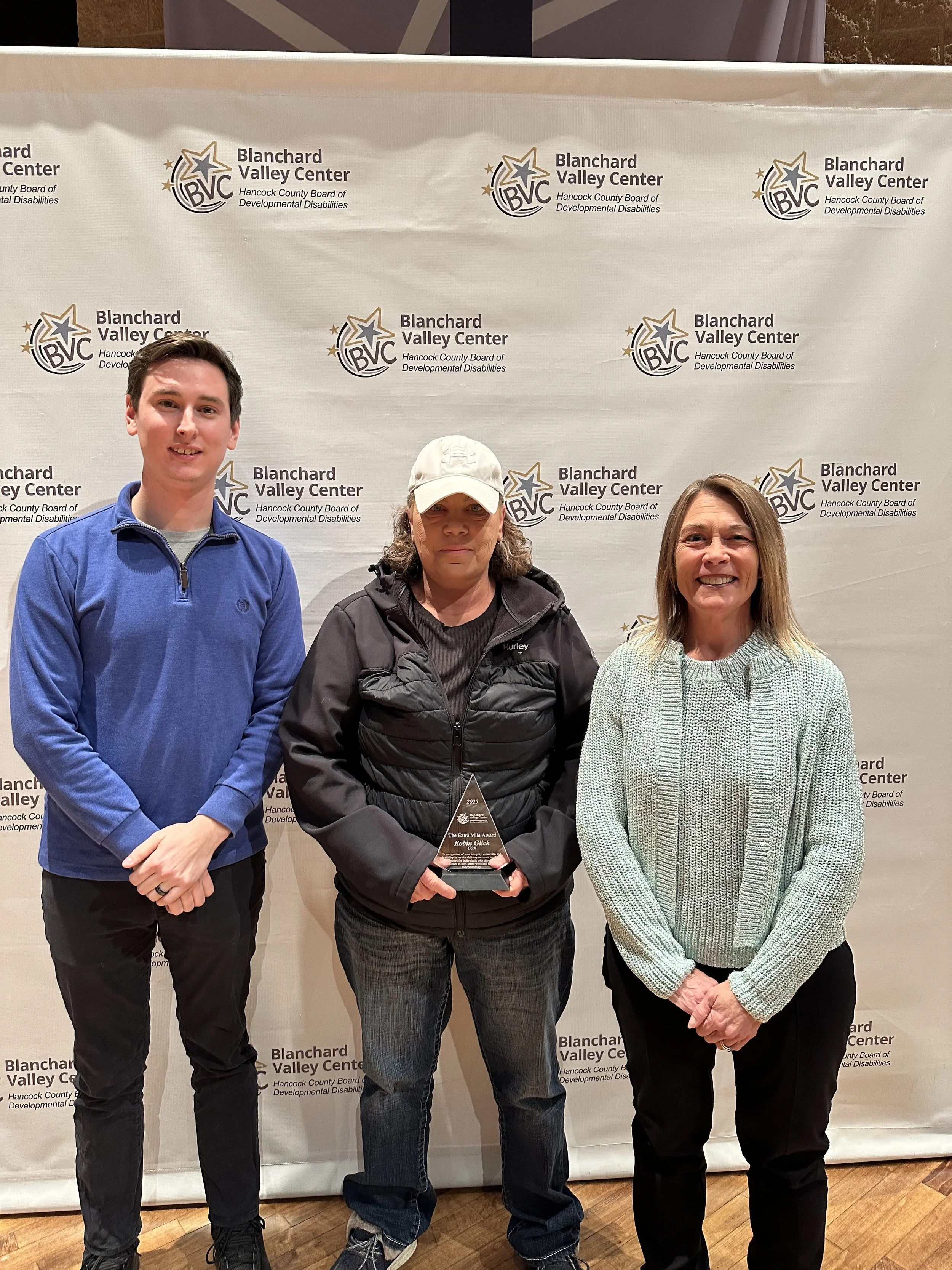 Robin Glick with the Extra Mile Award