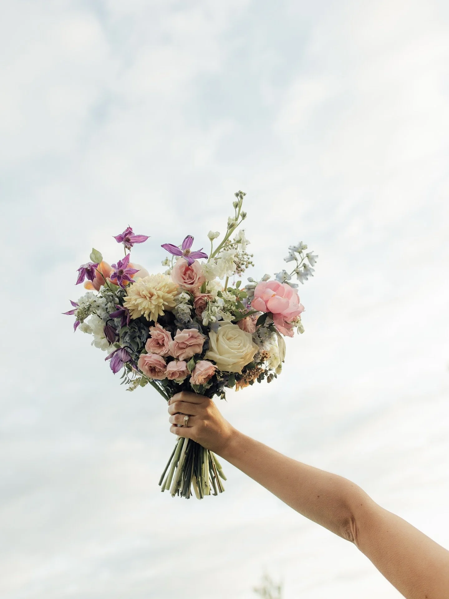 I am excited about a lot of things on a wedding day, but on my way there I always anticipate to see the dress and the wedding bouquet. Your bouquet adds sooo much to your photos and completes the whole bridal look 💐 
Brianna &amp; Frank did not disa