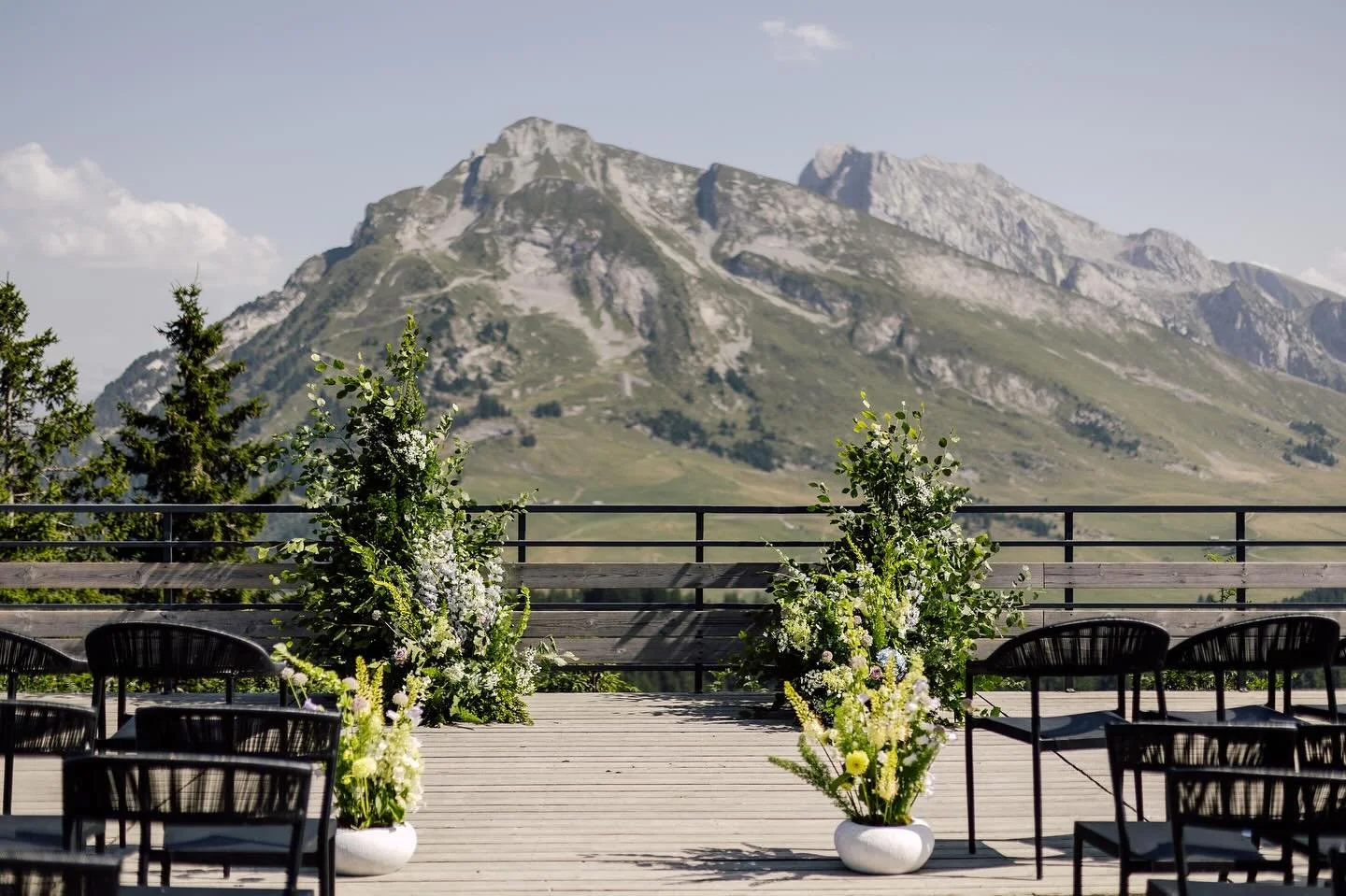 Viv &amp; Daniel
A ceremony with a view that takes your breath away 🤍
Creating this romantic floral setup in the heart of the mountains was pure magic. Lush, natural arrangements brought all the fresh alpine vibes!
Congratulations and thank you for 