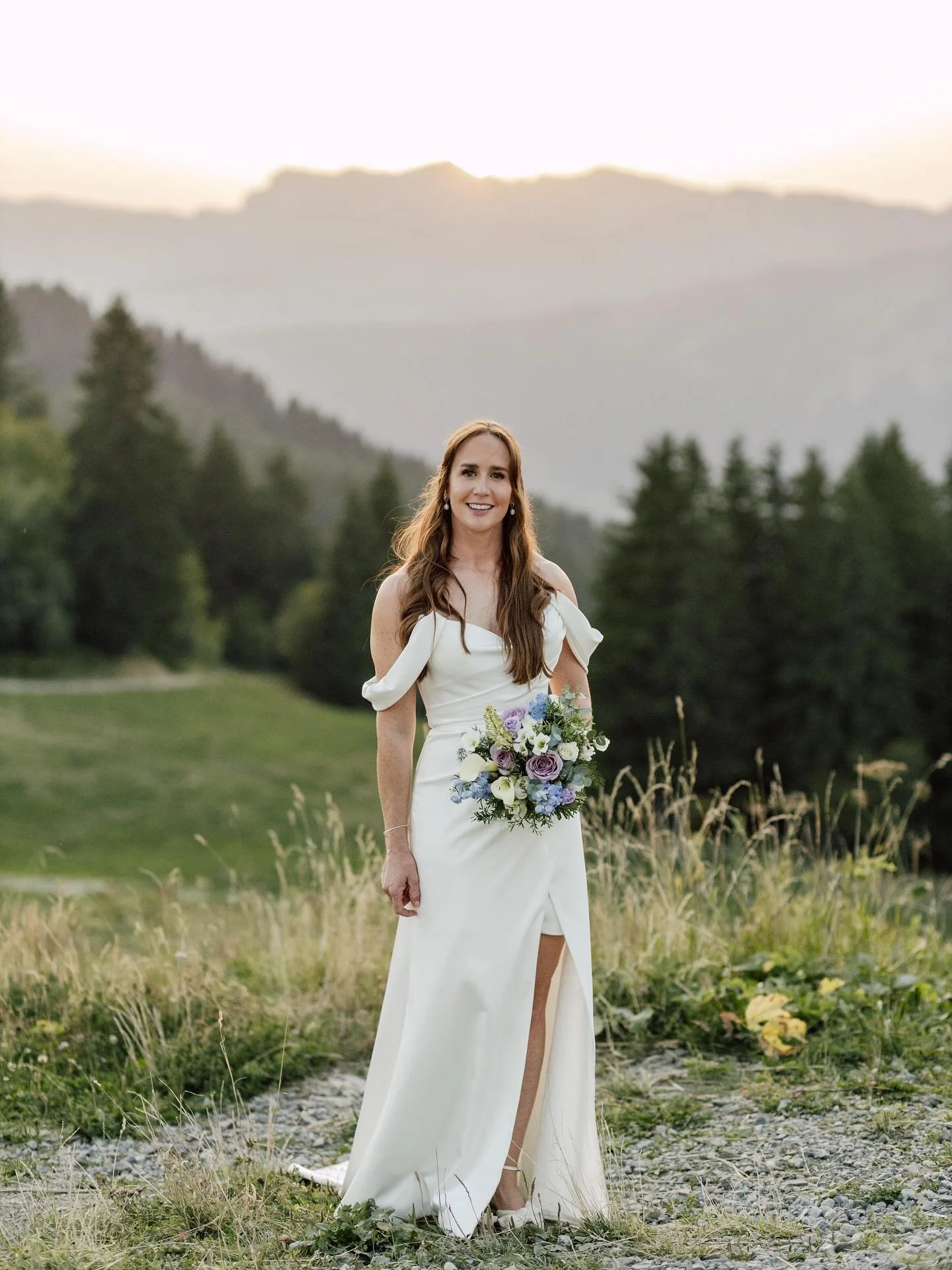 V&amp;D @vivquaile @danielcrawford beautiful wedding day, captured by @eightbellswed, location @le_1647_ ✨☀️🏔️

#weddingday #weddingflorals #weddingvibes #bridalbouquet #bride

@chamonixstylist and Bernadett floral team 🍃🌿🤍
