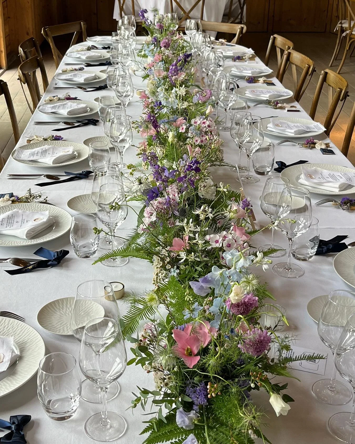 Throwback to one of my favourite tablescapes 🌸

Wildflower-inspired centrepieces full of soft pastels and delicate texture, designed to flow effortlessly down the table. Loved bringing this meadow moment to life for a beautiful celebration.
Swipe fo