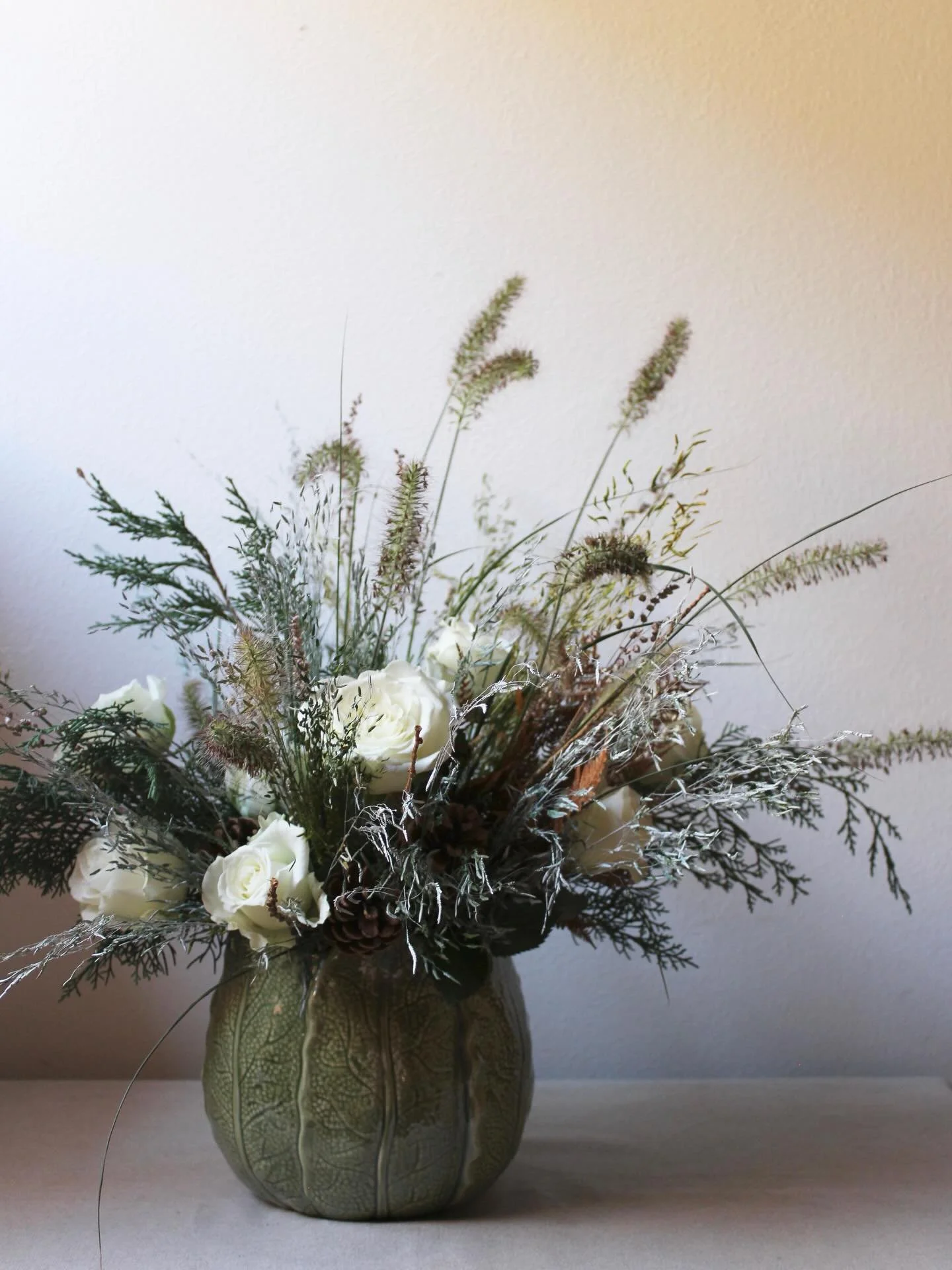 Winter meadow on a table.
Soft white roses, foraged grasses and a hint of frost in my favourite cabbage vase &ndash; a little wild garden gathered indoors for the colder days.
#winterdecor #winterflorals